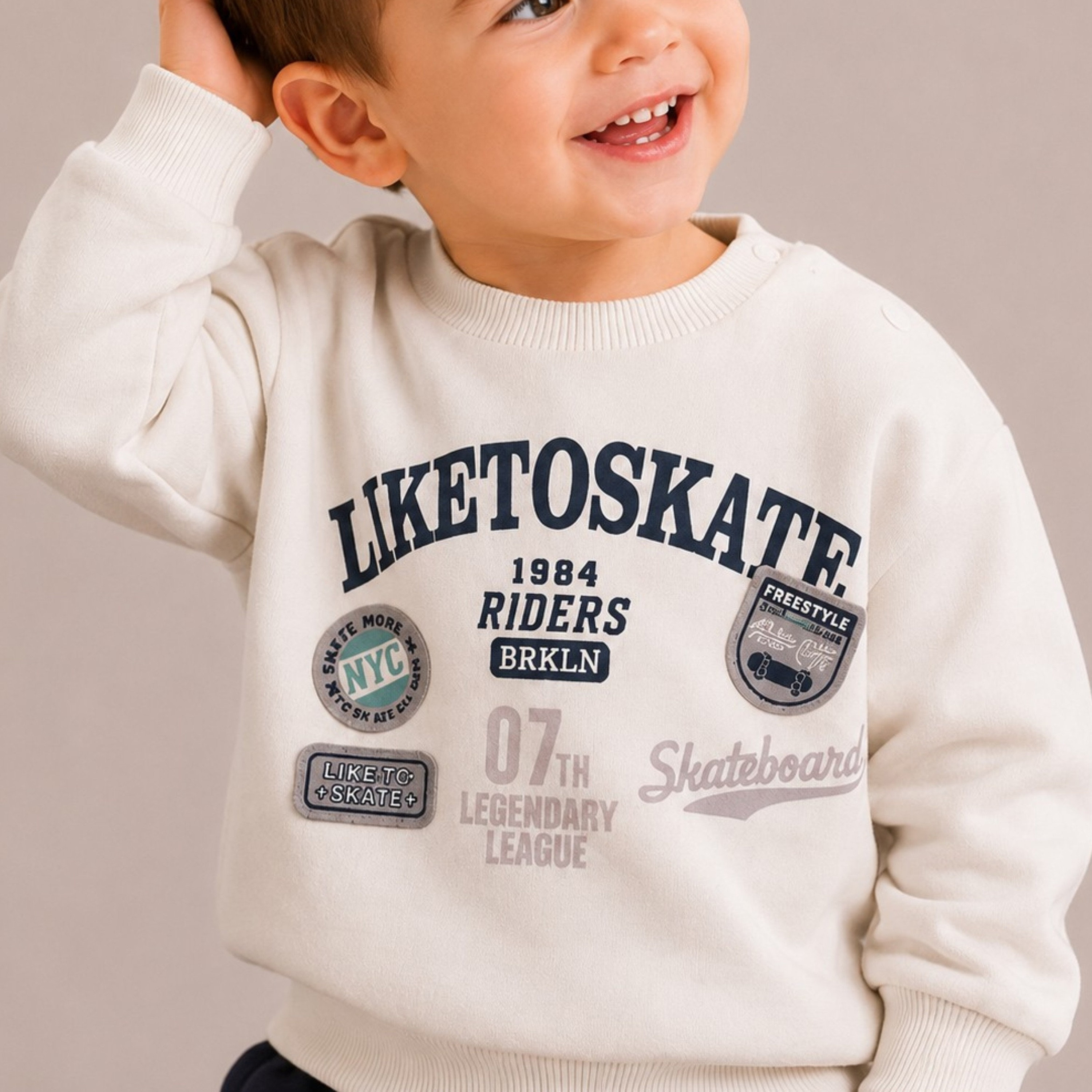 طقم سويت شيرت بأكمام طويلة بطبعة (Like To Skate) وبنطلون جوغر من ديركجي-baby-boys-clothing-setsandcoords-image-2