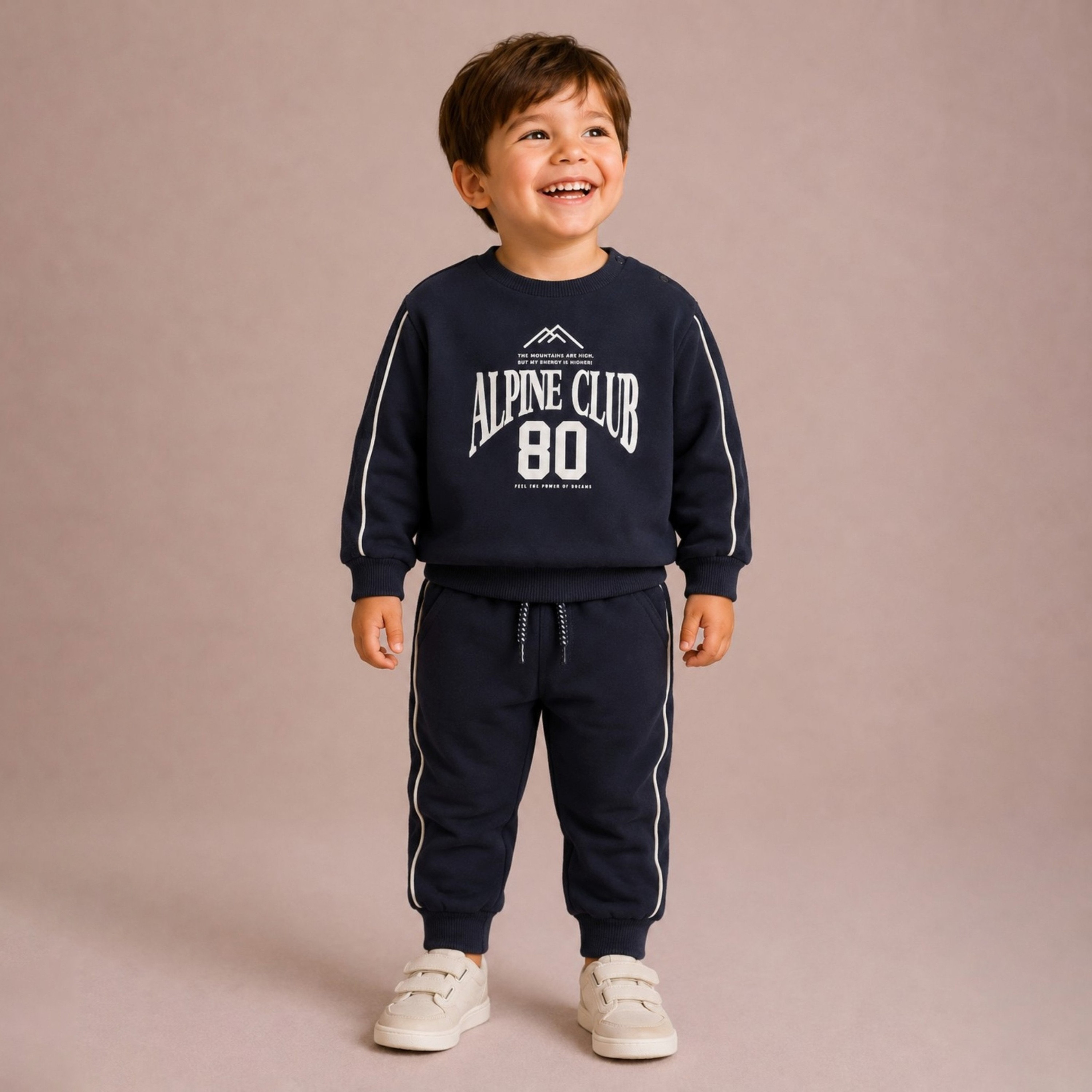 طقم سويت شيرت بأكمام طويلة وغرافيك (Alpine Club 80) وبنطلون جوغر من ديركجي-baby-boys-clothing-setsandcoords-image-1