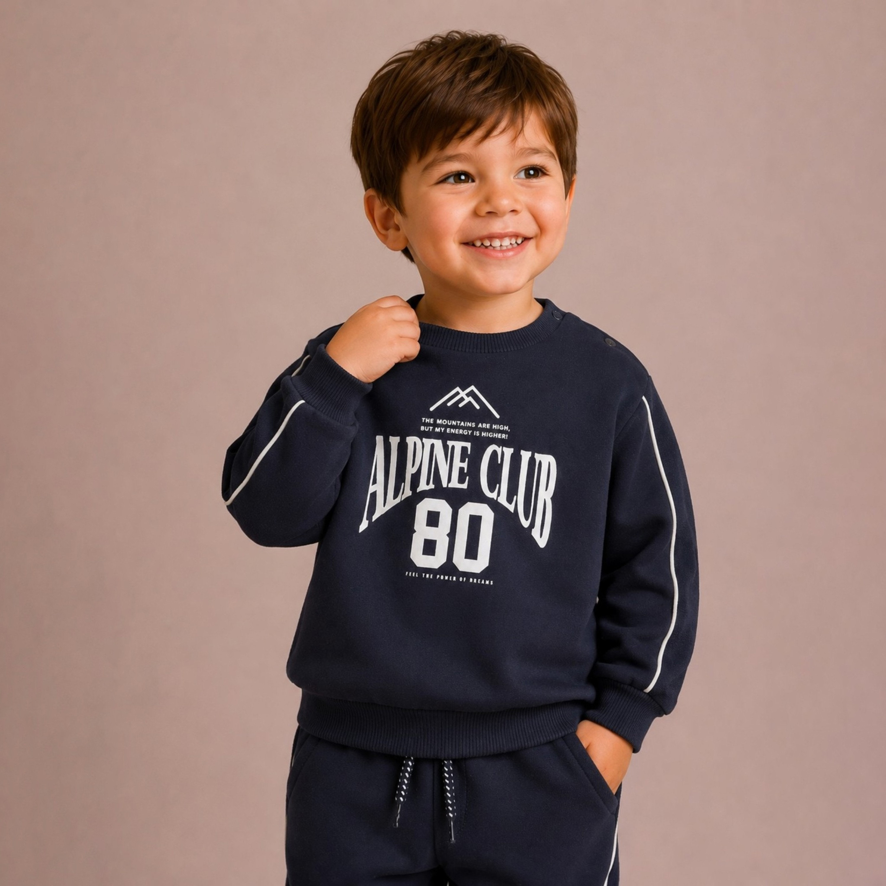 طقم سويت شيرت بأكمام طويلة وغرافيك (Alpine Club 80) وبنطلون جوغر من ديركجي-baby-boys-clothing-setsandcoords-image-2