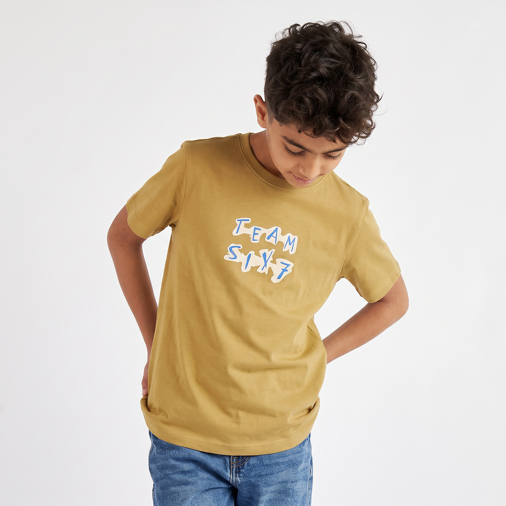 تيشيرت بياقة ضيقة وأكمام قصيرة وطبعات شعار من جونيورز-boys-clothing-tshirtsandpolos-image-1