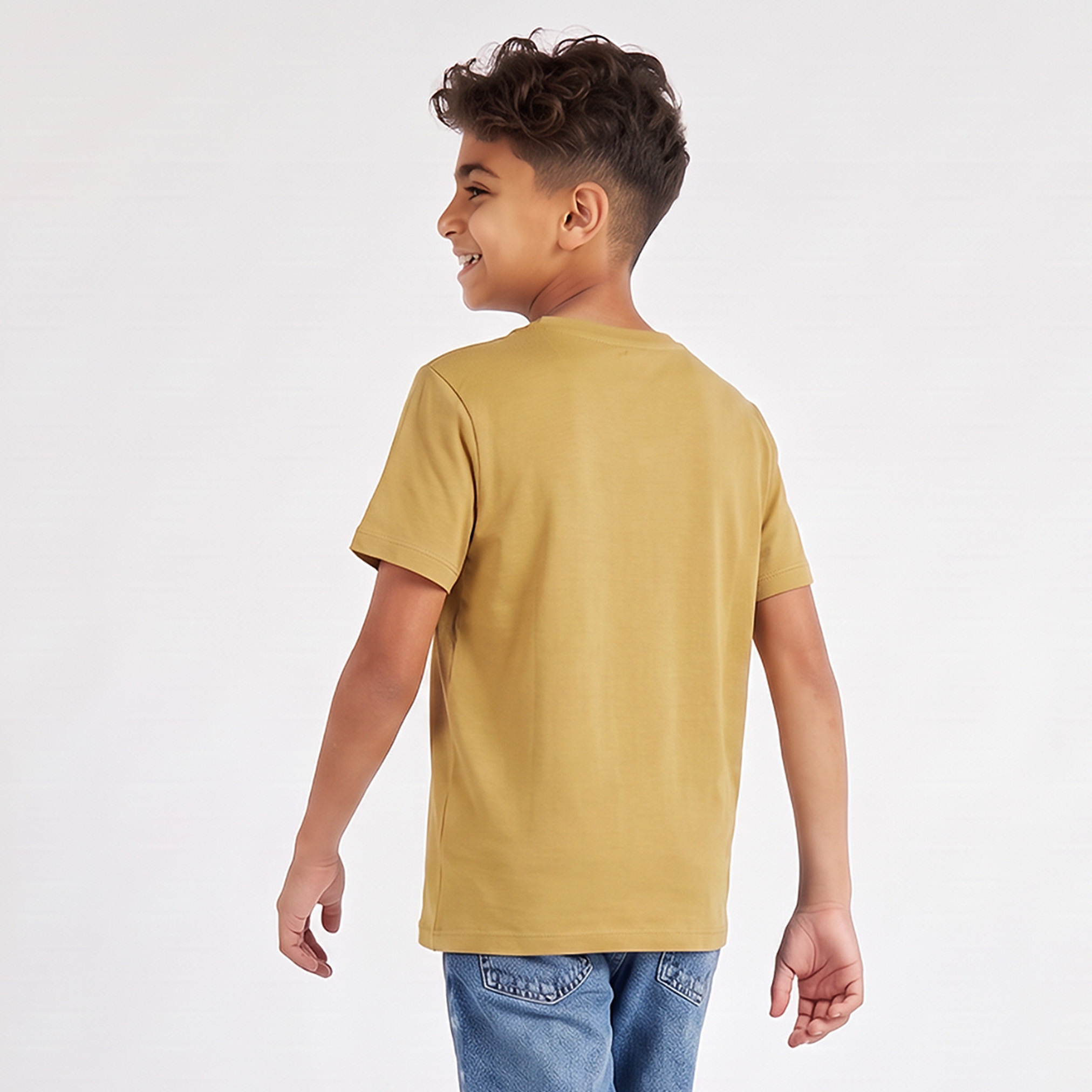 تيشيرت بياقة ضيقة وأكمام قصيرة وطبعات شعار من جونيورز-boys-clothing-tshirtsandpolos-image-3