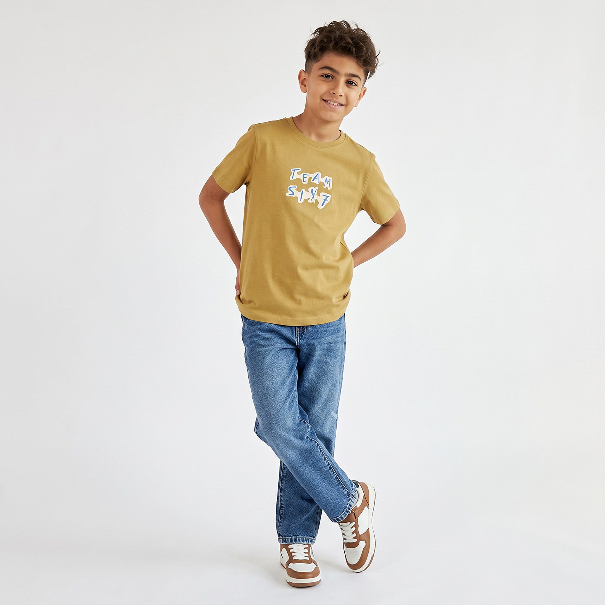 تيشيرت بياقة ضيقة وأكمام قصيرة وطبعات شعار من جونيورز-boys-clothing-tshirtsandpolos-image-2