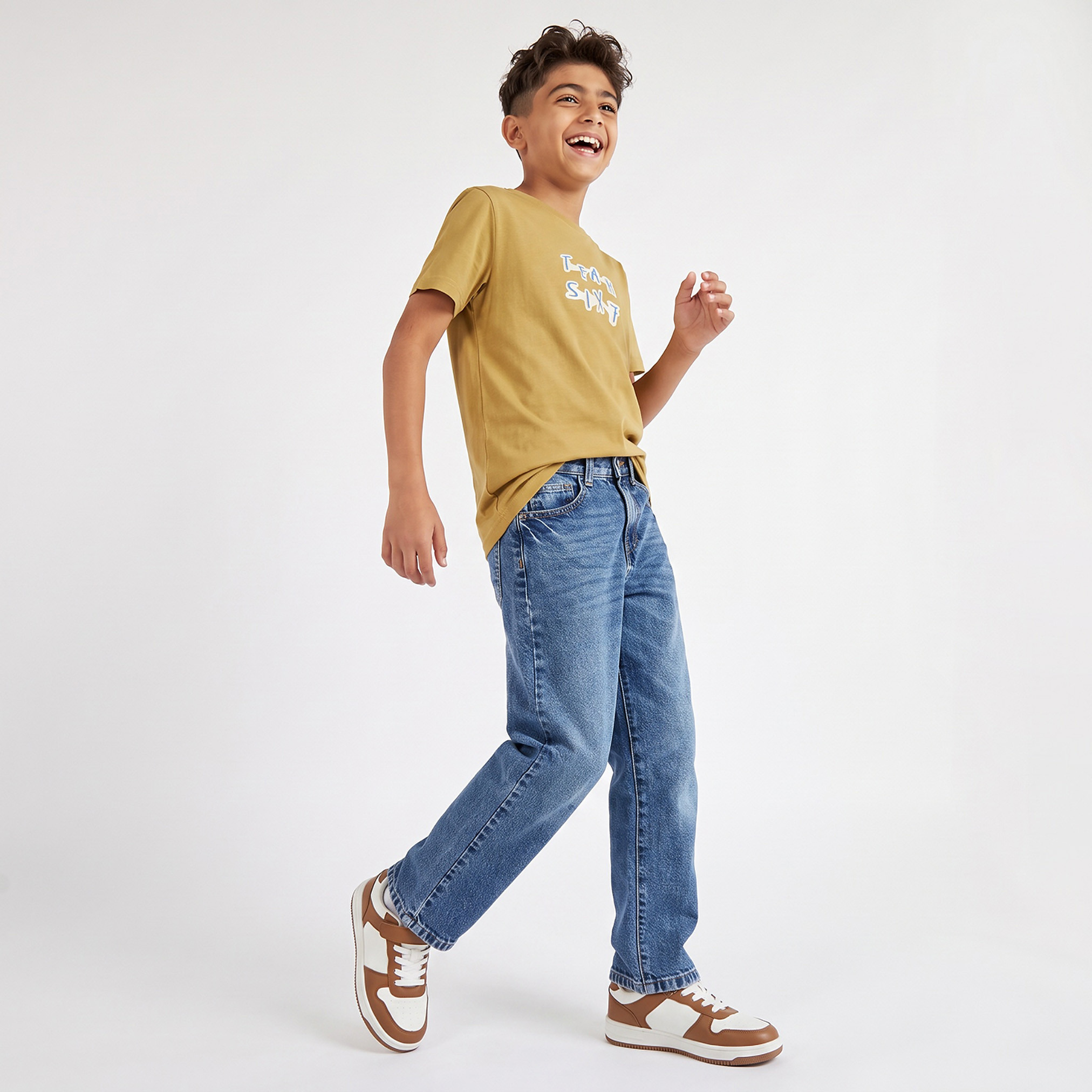 تيشيرت بياقة ضيقة وأكمام قصيرة وطبعات شعار من جونيورز-boys-clothing-tshirtsandpolos-image-5