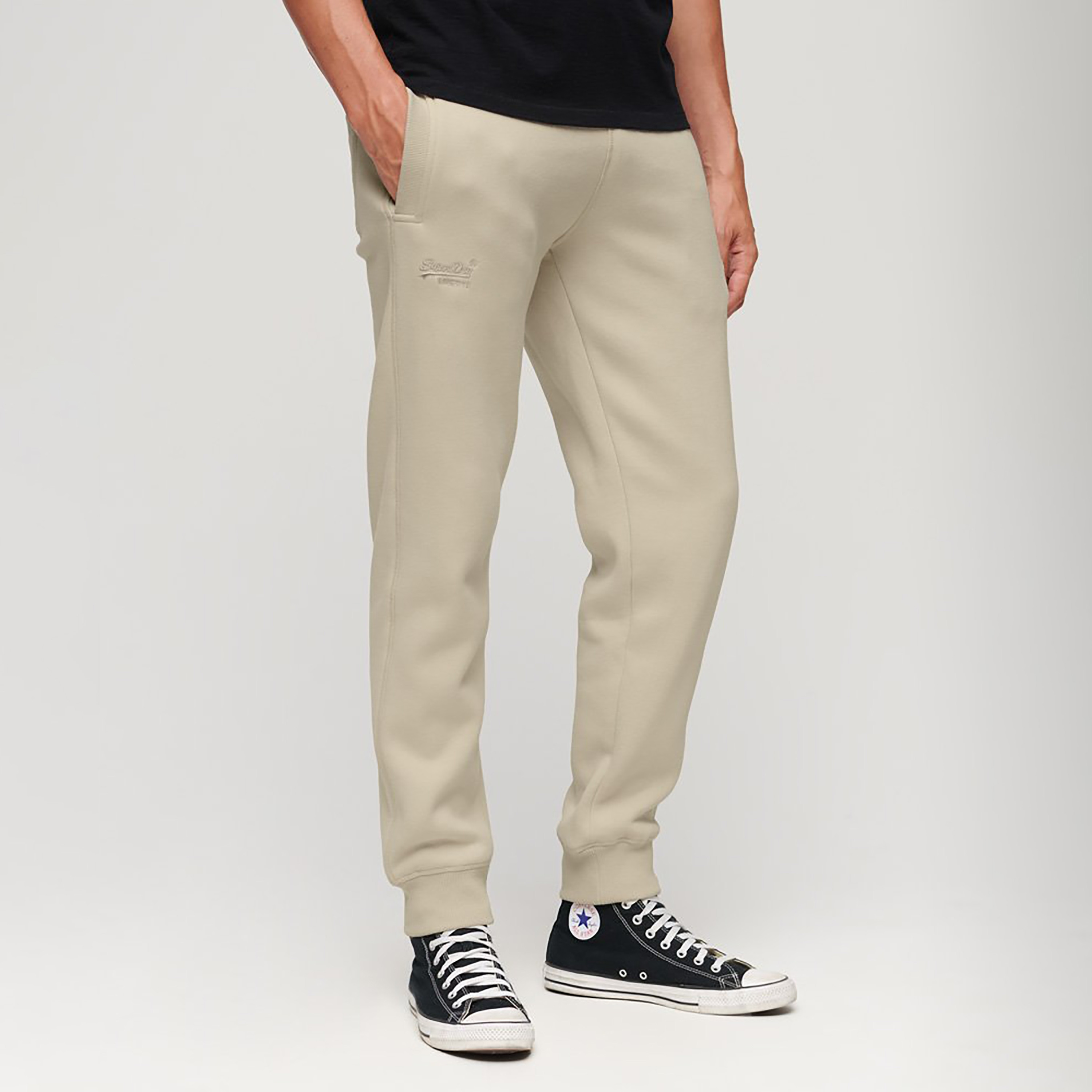 جوغرز برباط ومزين بشعار أساسي من سوبردراي-men-clothing-bottoms-joggers-image-1
