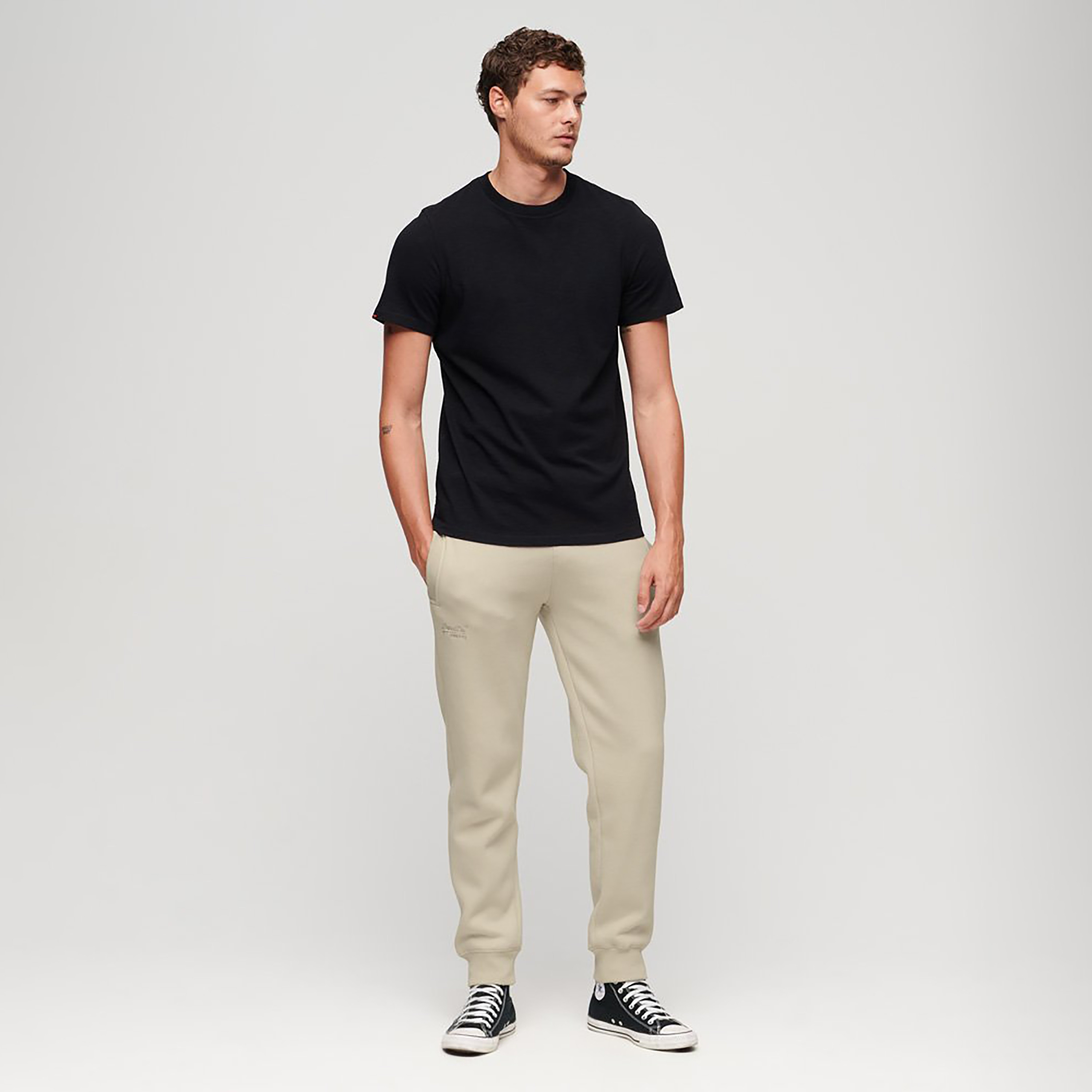 جوغرز برباط ومزين بشعار أساسي من سوبردراي-men-clothing-bottoms-joggers-image-2