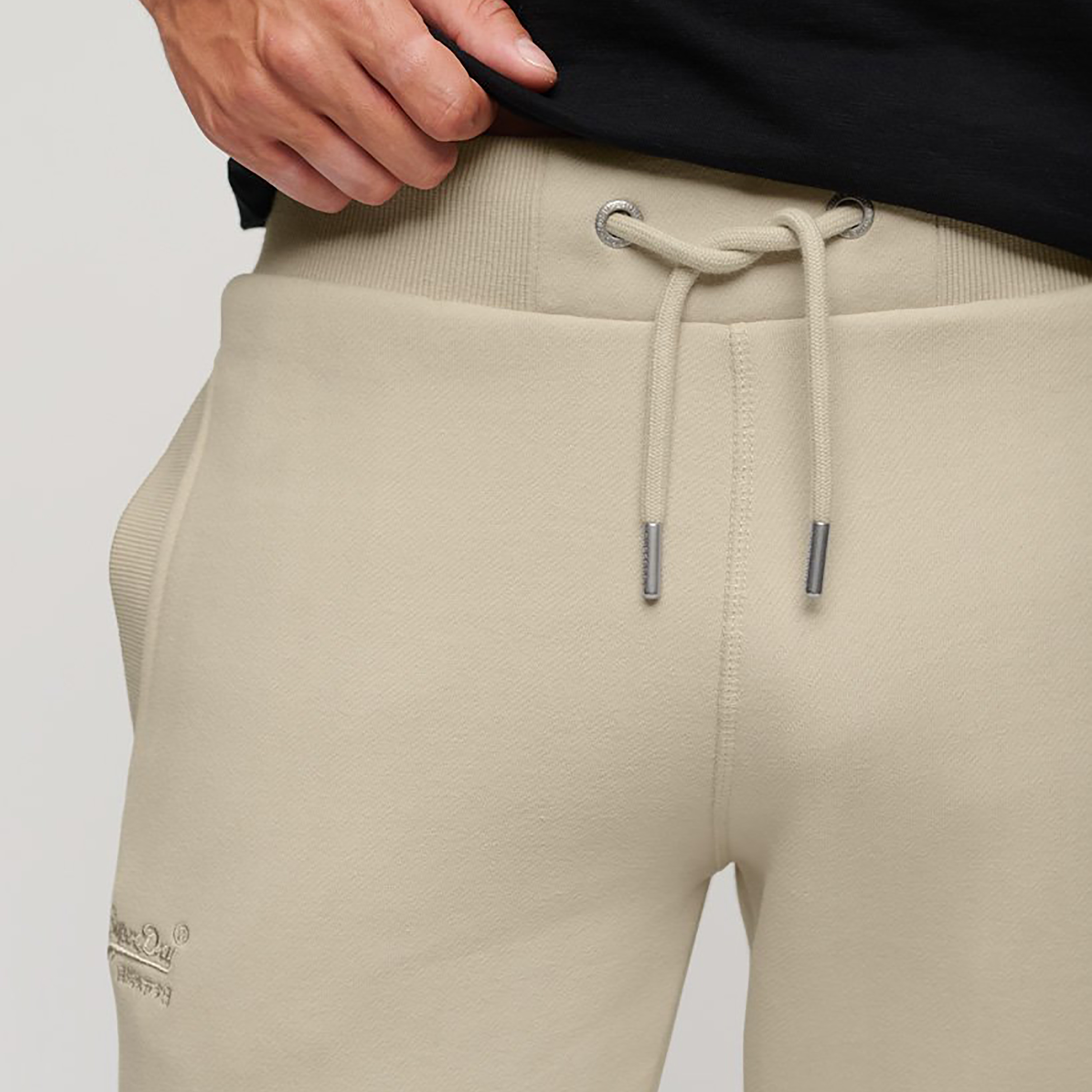 جوغرز برباط ومزين بشعار أساسي من سوبردراي-men-clothing-bottoms-joggers-image-3