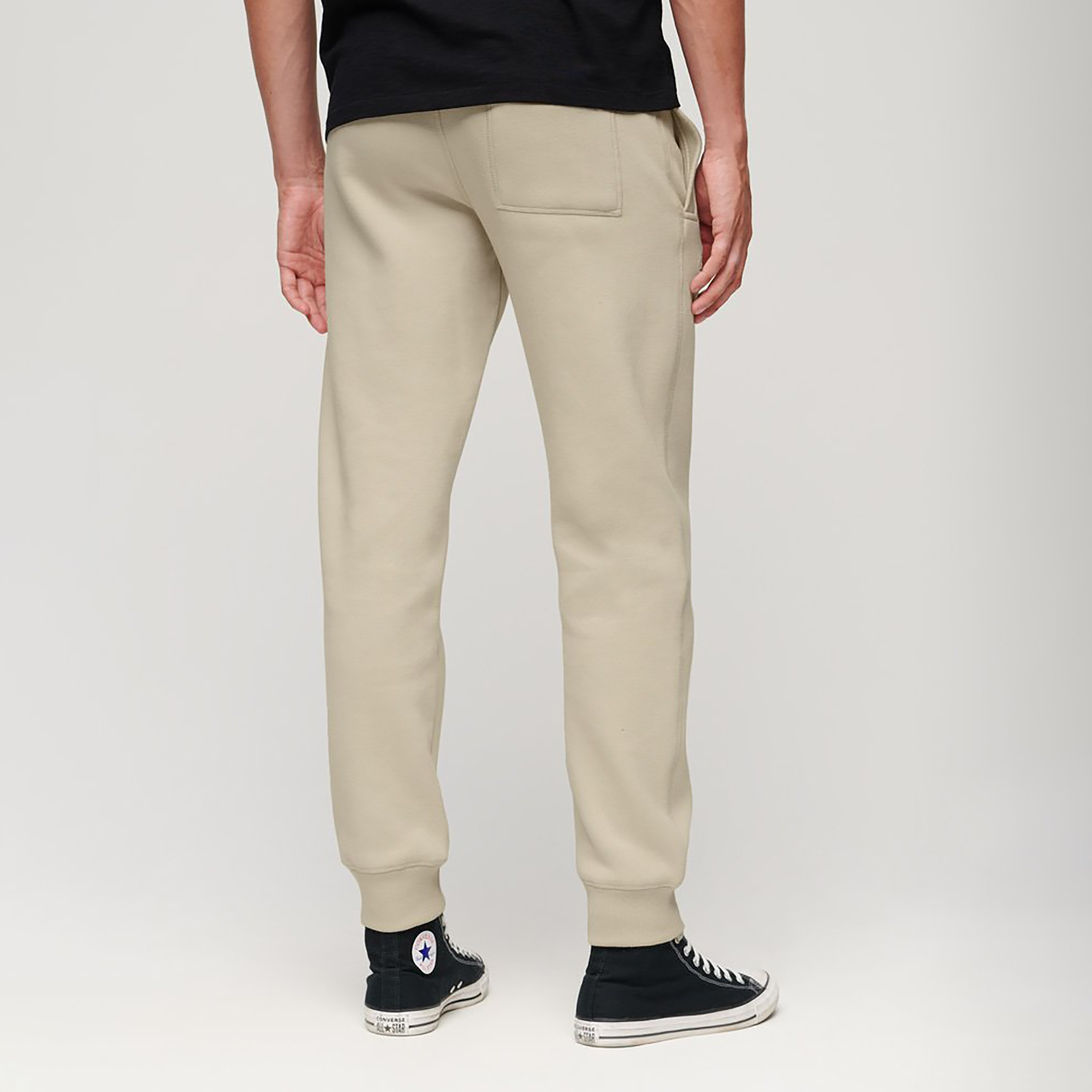 جوغرز برباط ومزين بشعار أساسي من سوبردراي-men-clothing-bottoms-joggers-image-4