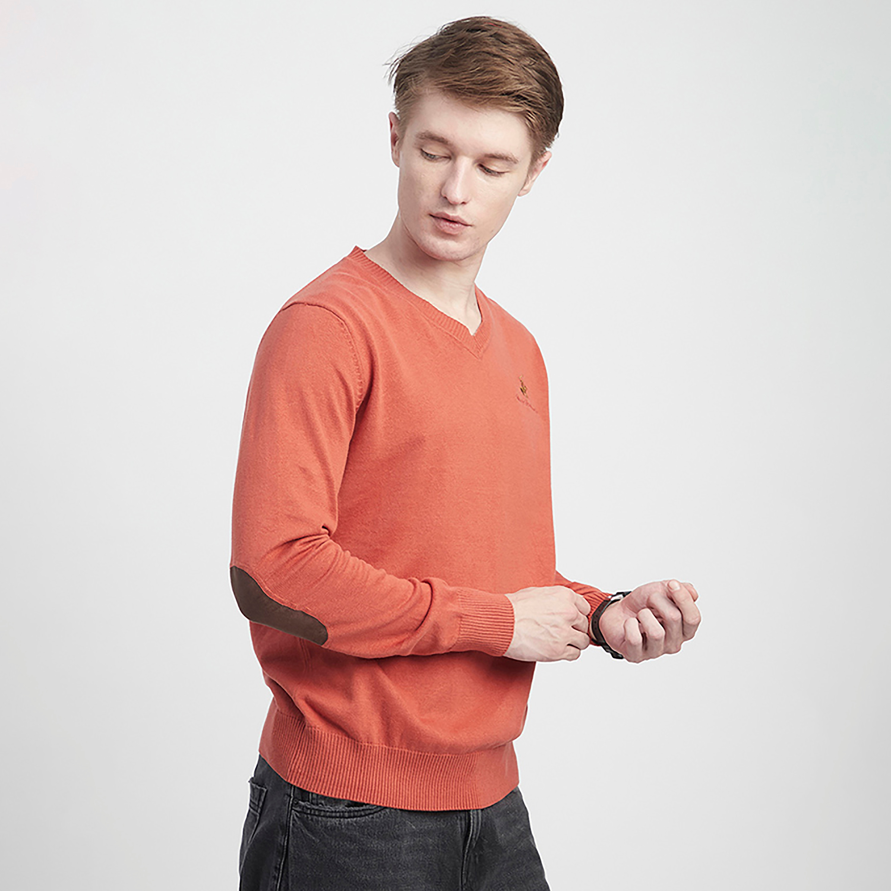 كنزة صوفية رجالية سادة برقبة على شكل V وأكمام طويلة من بيفرلي هيلز بولو كلوب-men-clothing-sweatersandpullovers-image-4