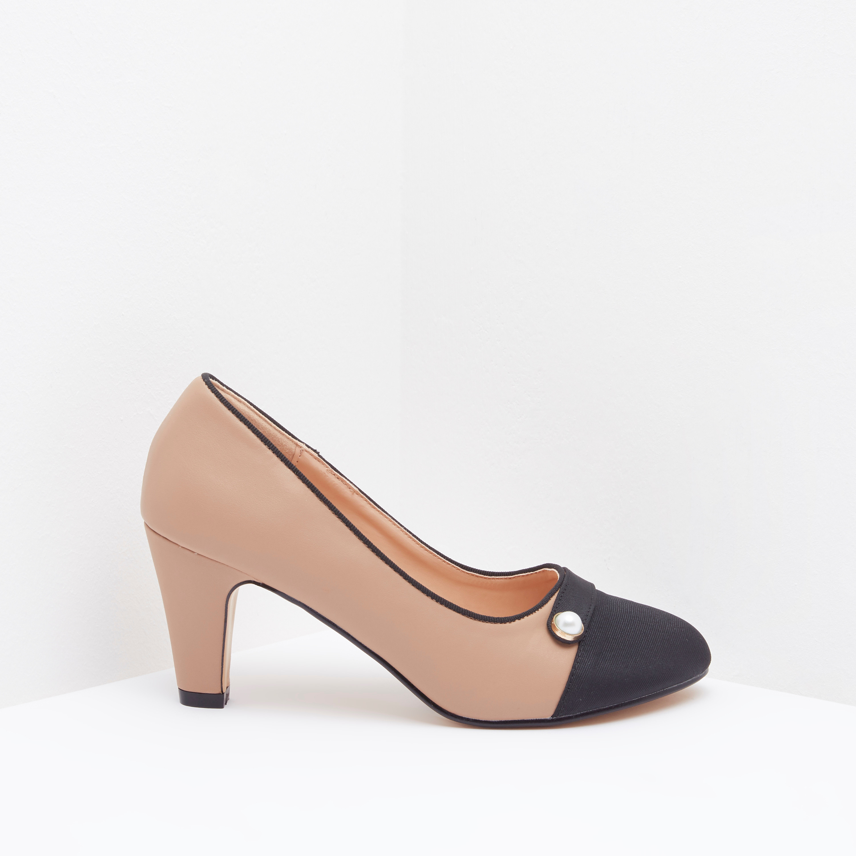 حذاء كلاسيكي سهل الارتداء ألموند-women-shoes-heels-image-5
