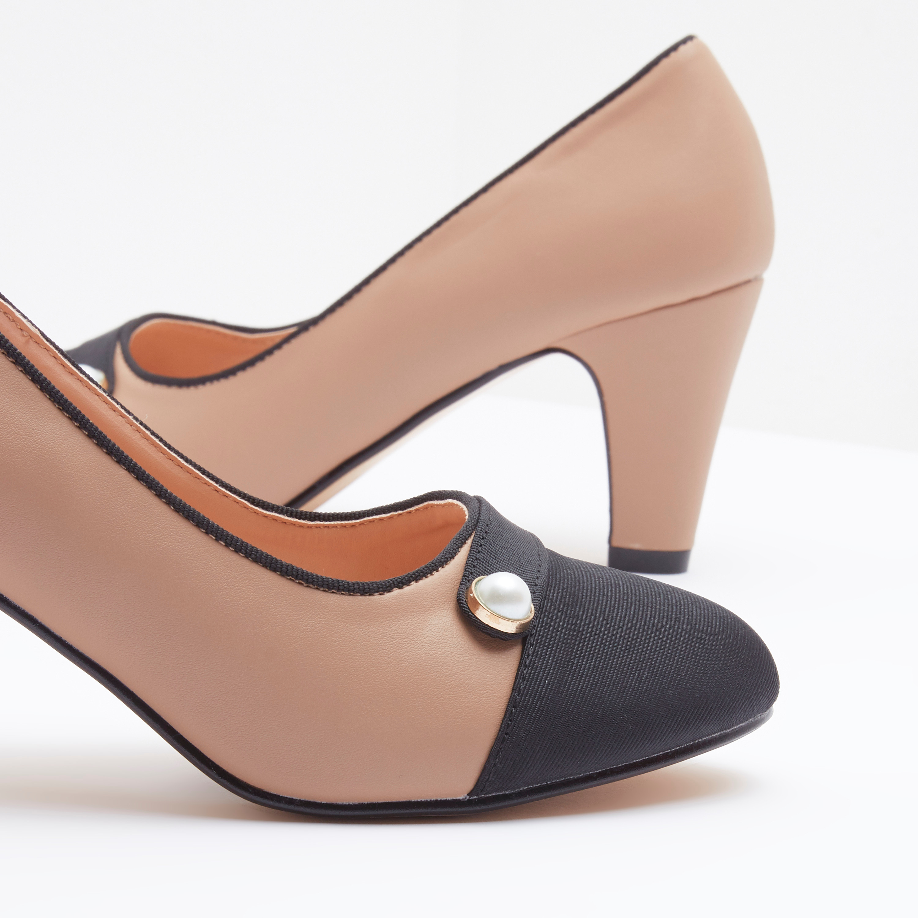 حذاء كلاسيكي سهل الارتداء ألموند-women-shoes-heels-image-4