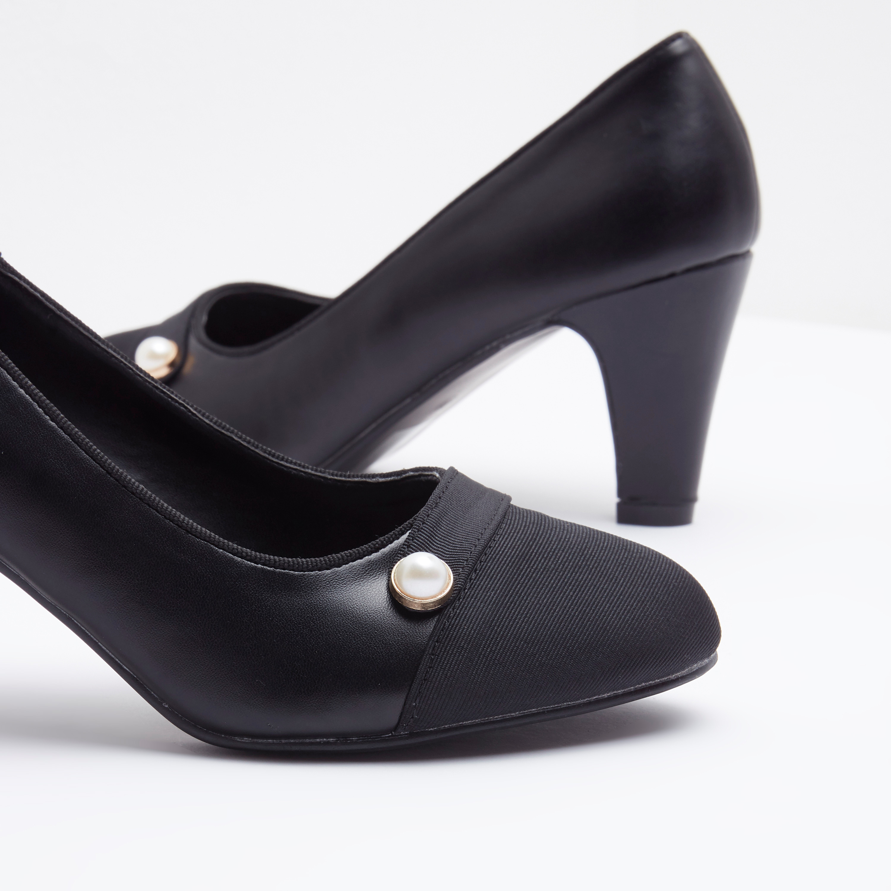 حذاء كلاسيكي سهل الارتداء ألموند-women-shoes-heels-image-4
