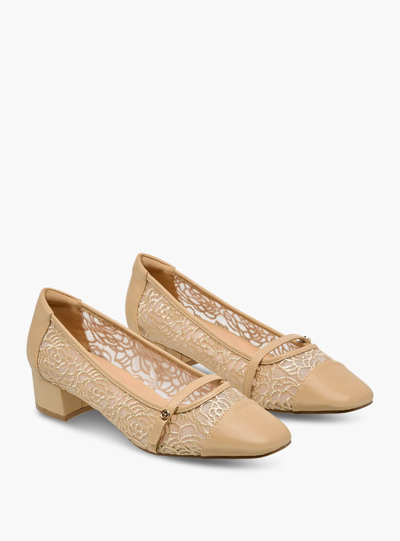 حذاء بومب بكعب سميك وتفاصيل دانتيل للنساء من سيليست-women-shoes-sandals-heeled-image-1