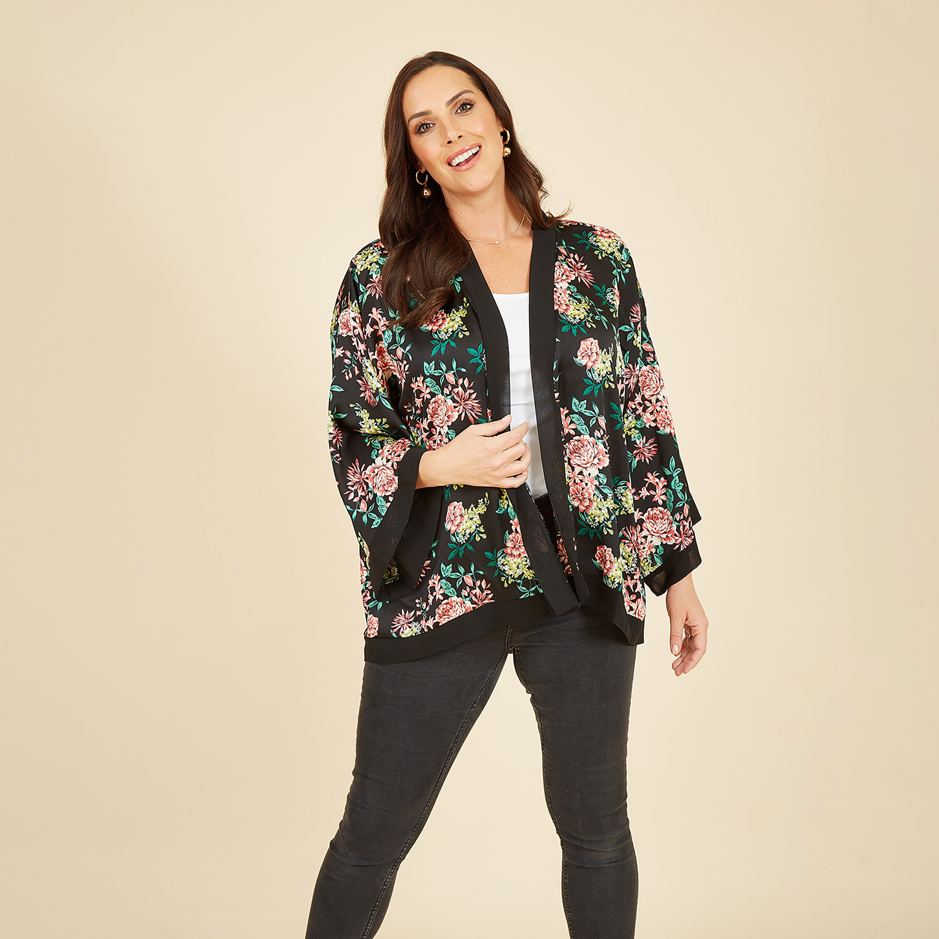 كيمونو نسائي من الساتان الأسود المزهر من ميلا لندن-women-clothing-shirtsandblouses-blouses-image-1