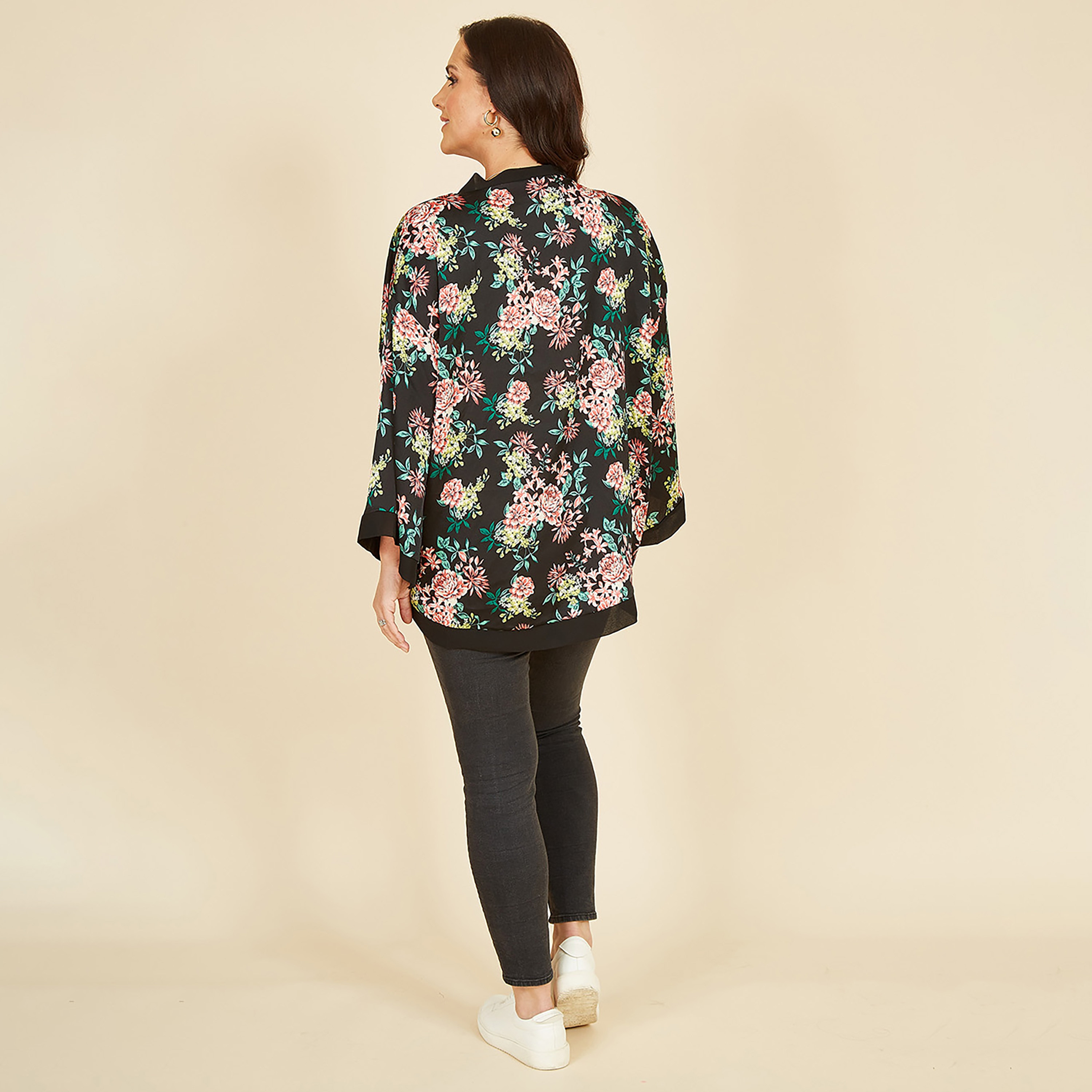 كيمونو نسائي من الساتان الأسود المزهر من ميلا لندن-women-clothing-shirtsandblouses-blouses-image-2