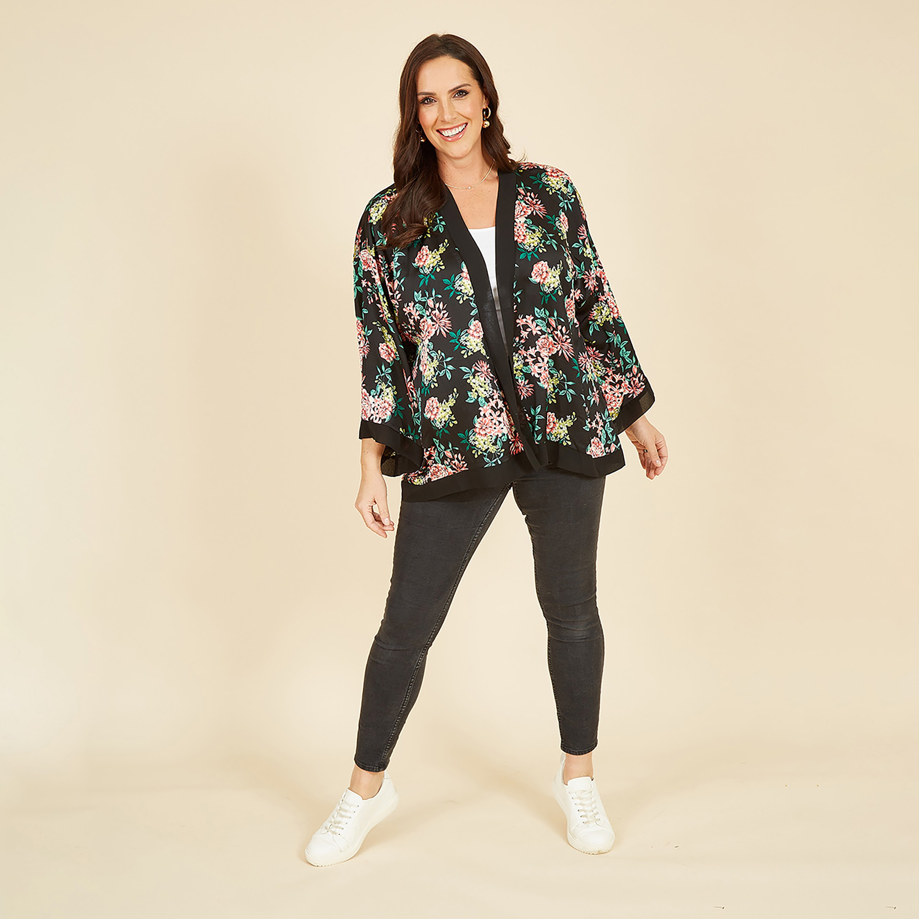 كيمونو نسائي من الساتان الأسود المزهر من ميلا لندن-women-clothing-shirtsandblouses-blouses-image-3