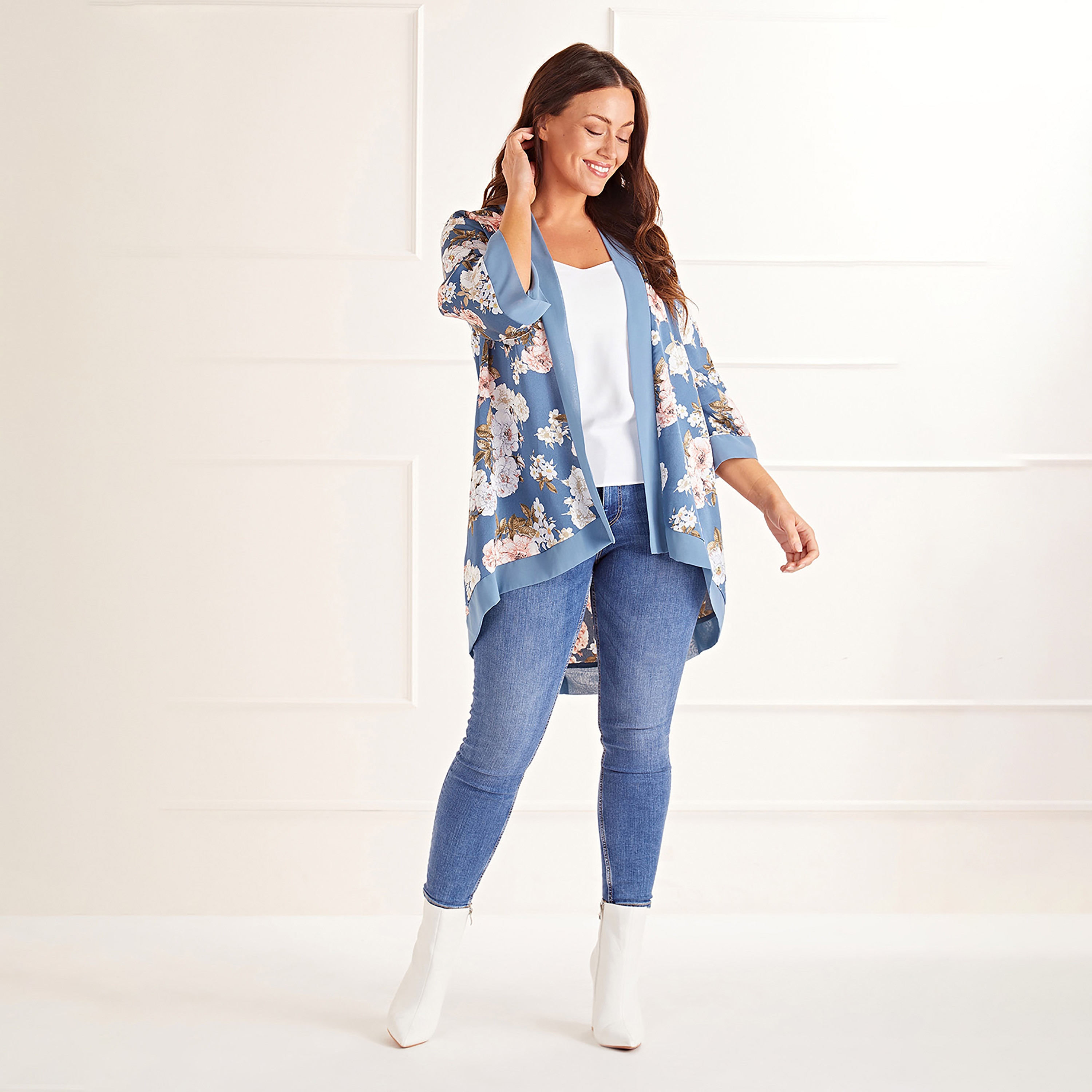 كيمونو نسائي قصير من الساتان المزهر من ميلا لندن-women-clothing-shirtsandblouses-blouses-image-2