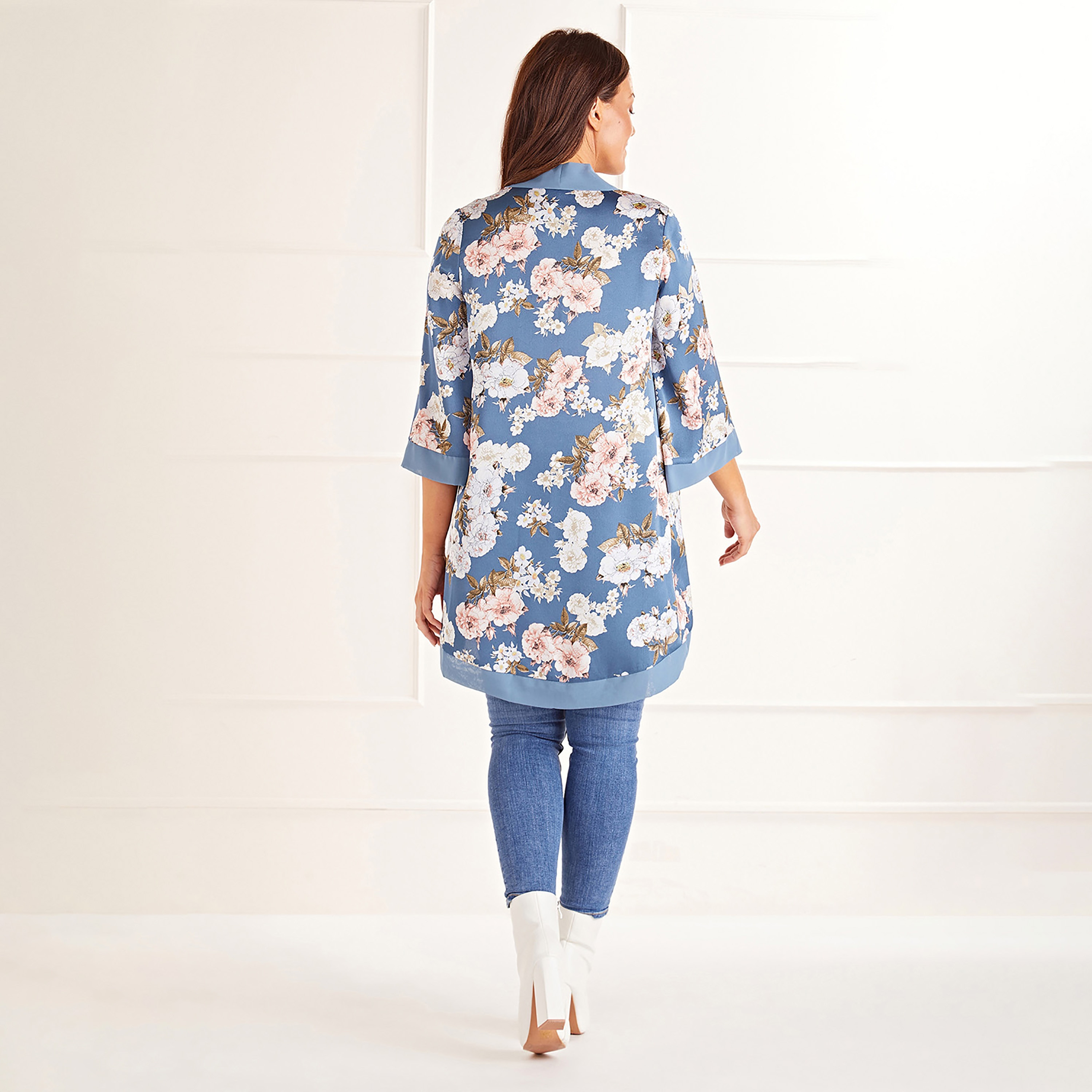 كيمونو نسائي قصير من الساتان المزهر من ميلا لندن-women-clothing-shirtsandblouses-blouses-image-3