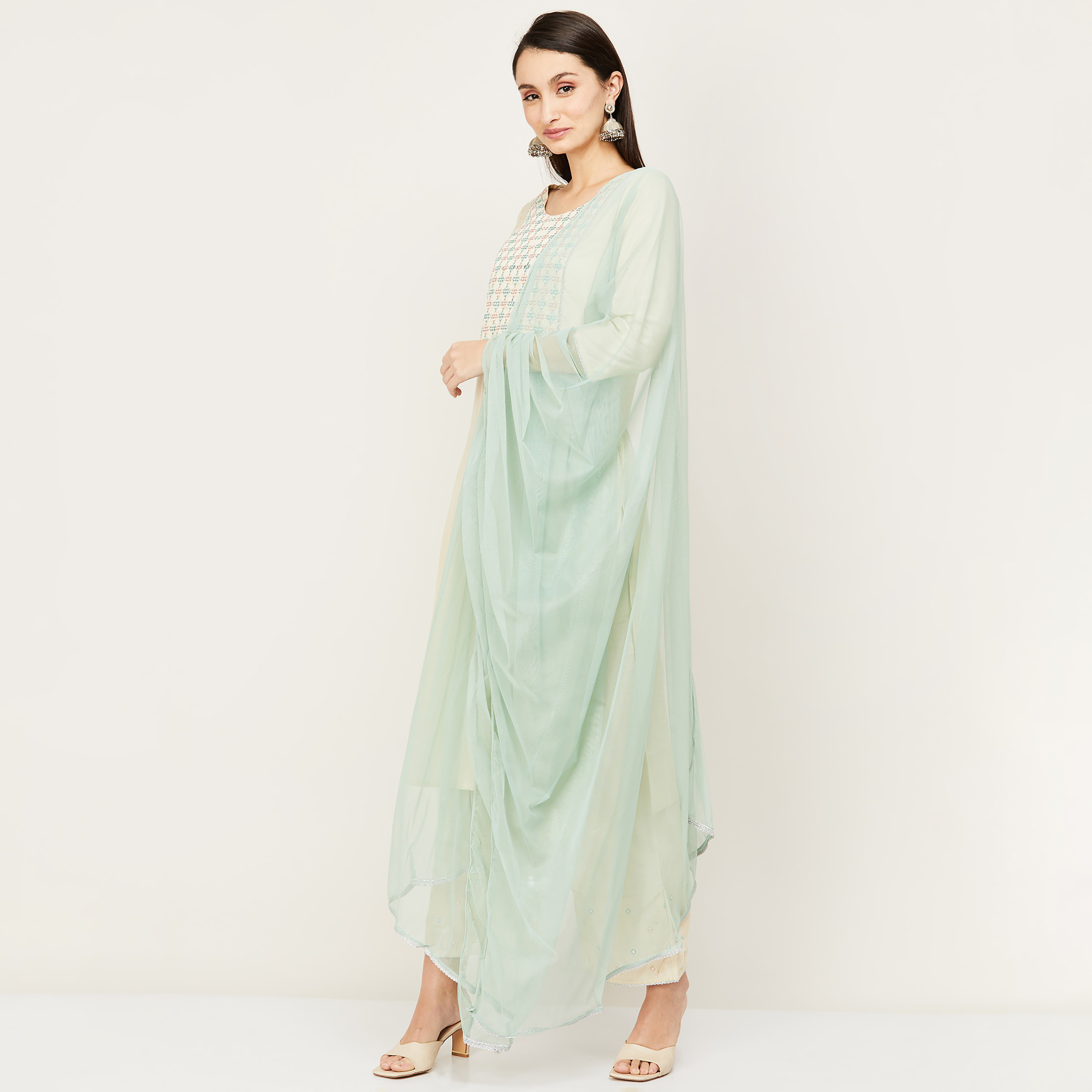 مجموعة كورتا وبالازوزس مع دوباتا مطرزة مع عمل مرآة بلون كريمي من ميلانج للنساء-women-clothing-ethnicwear-salwarsuits-image-2