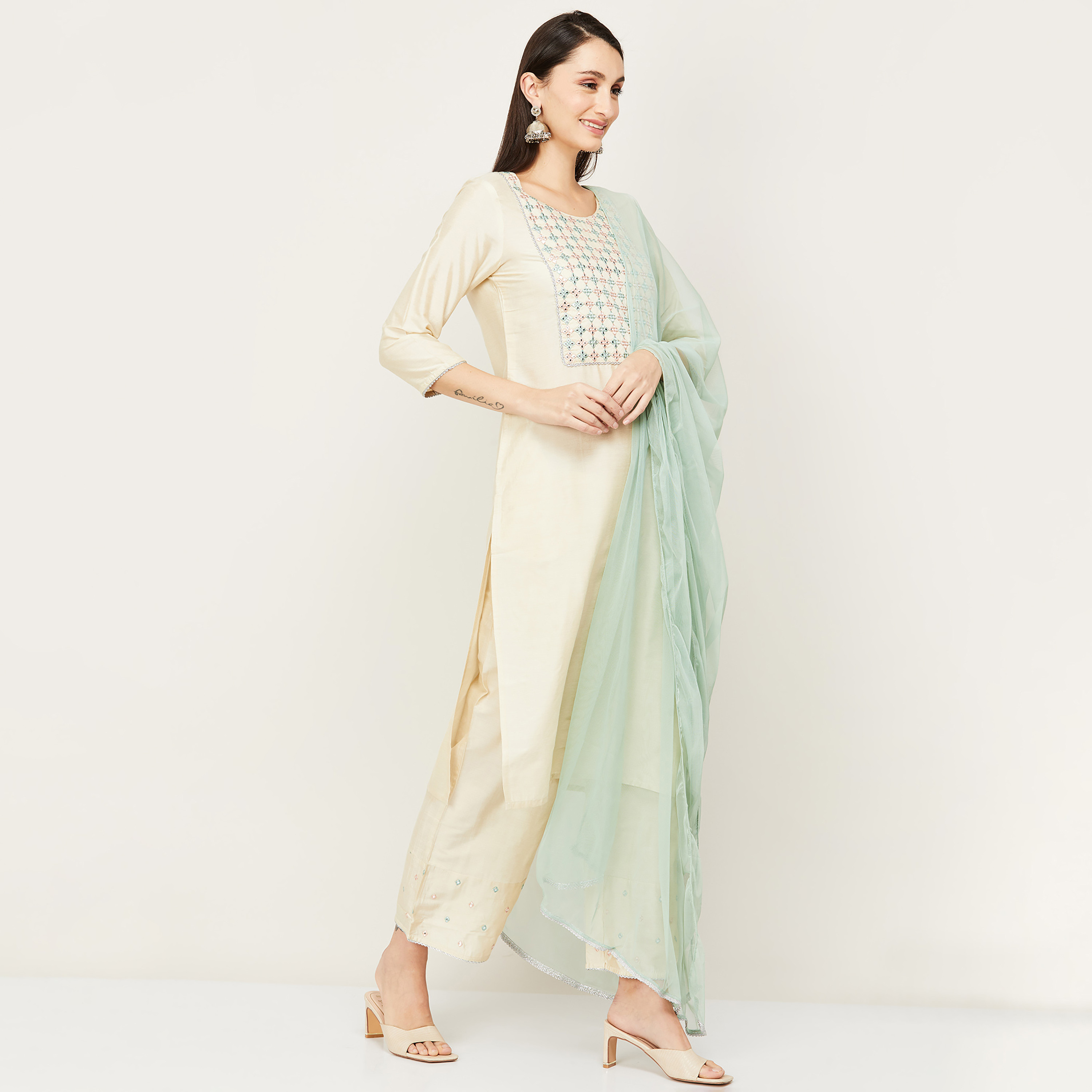 مجموعة كورتا وبالازوزس مع دوباتا مطرزة مع عمل مرآة بلون كريمي من ميلانج للنساء-women-clothing-ethnicwear-salwarsuits-image-3