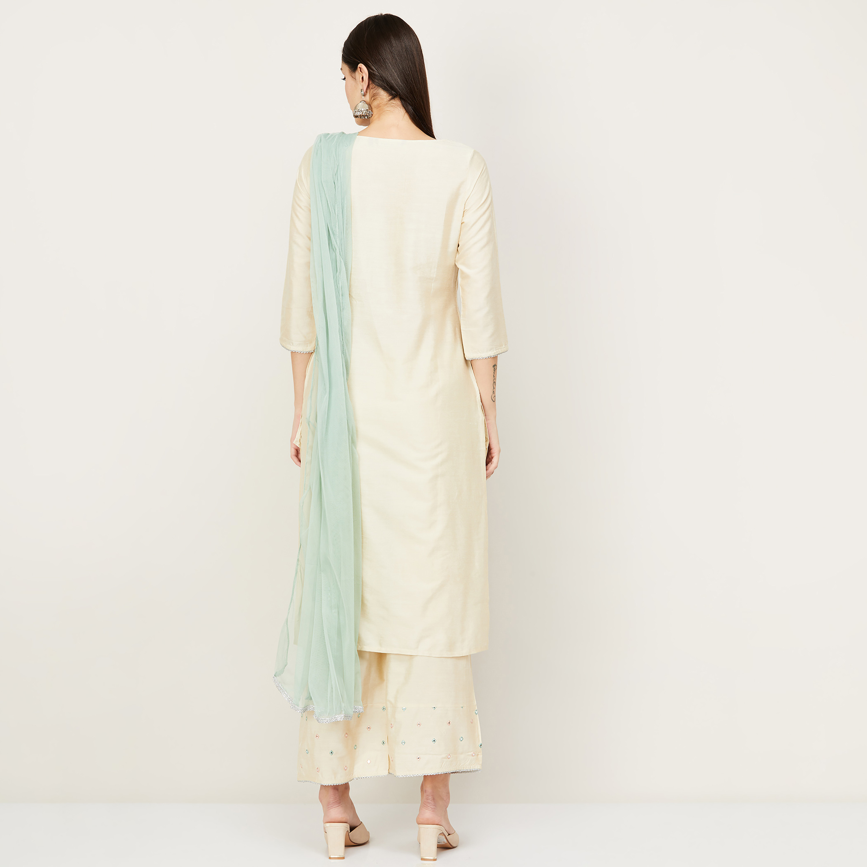 مجموعة كورتا وبالازوزس مع دوباتا مطرزة مع عمل مرآة بلون كريمي من ميلانج للنساء-women-clothing-ethnicwear-salwarsuits-image-4