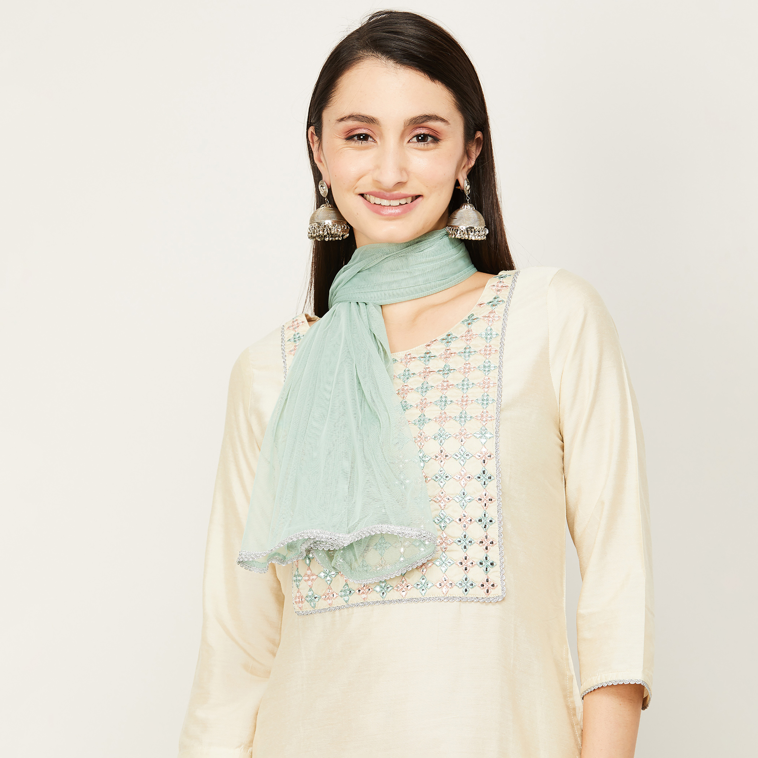 مجموعة كورتا وبالازوزس مع دوباتا مطرزة مع عمل مرآة بلون كريمي من ميلانج للنساء-women-clothing-ethnicwear-salwarsuits-image-6