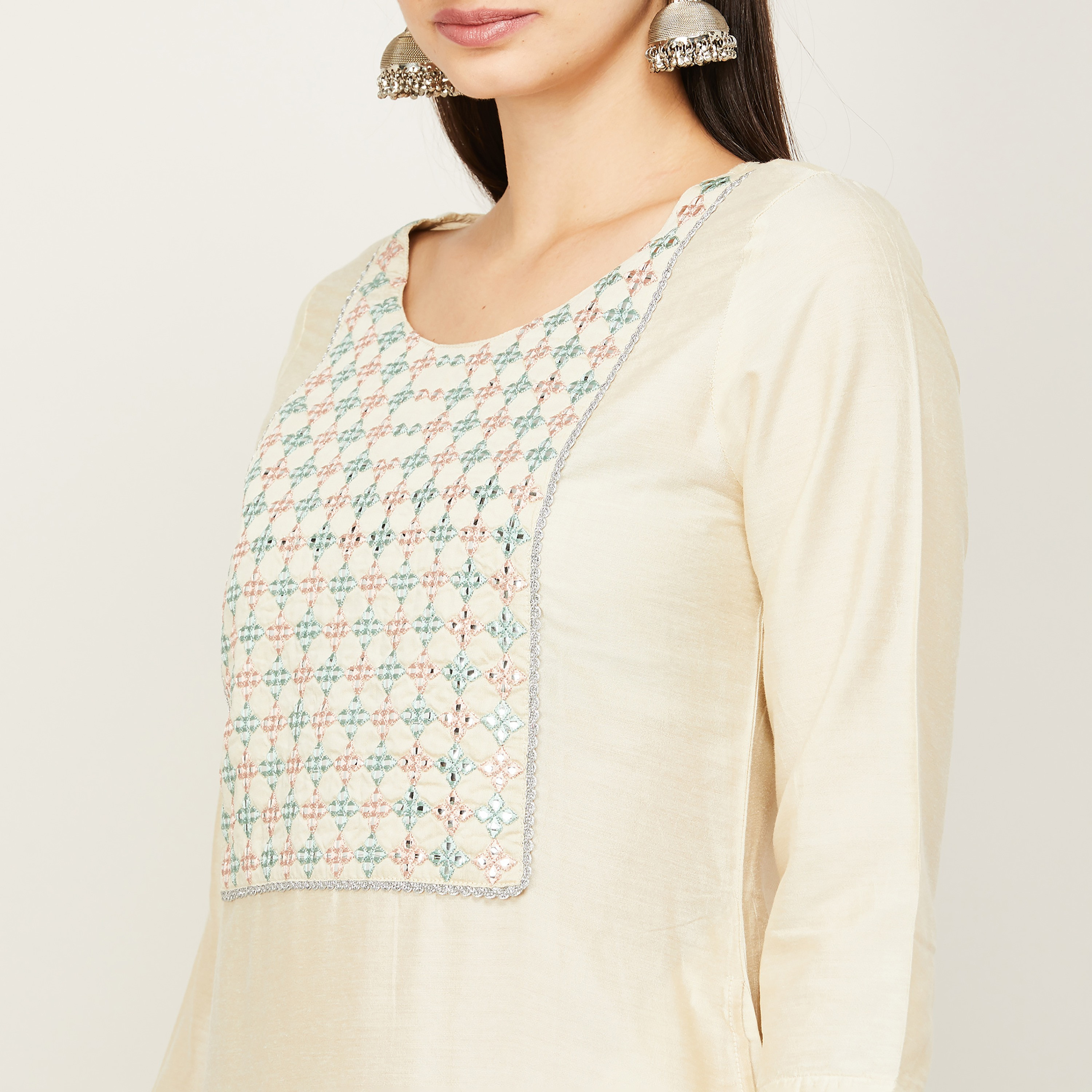 مجموعة كورتا وبالازوزس مع دوباتا مطرزة مع عمل مرآة بلون كريمي من ميلانج للنساء-women-clothing-ethnicwear-salwarsuits-image-7