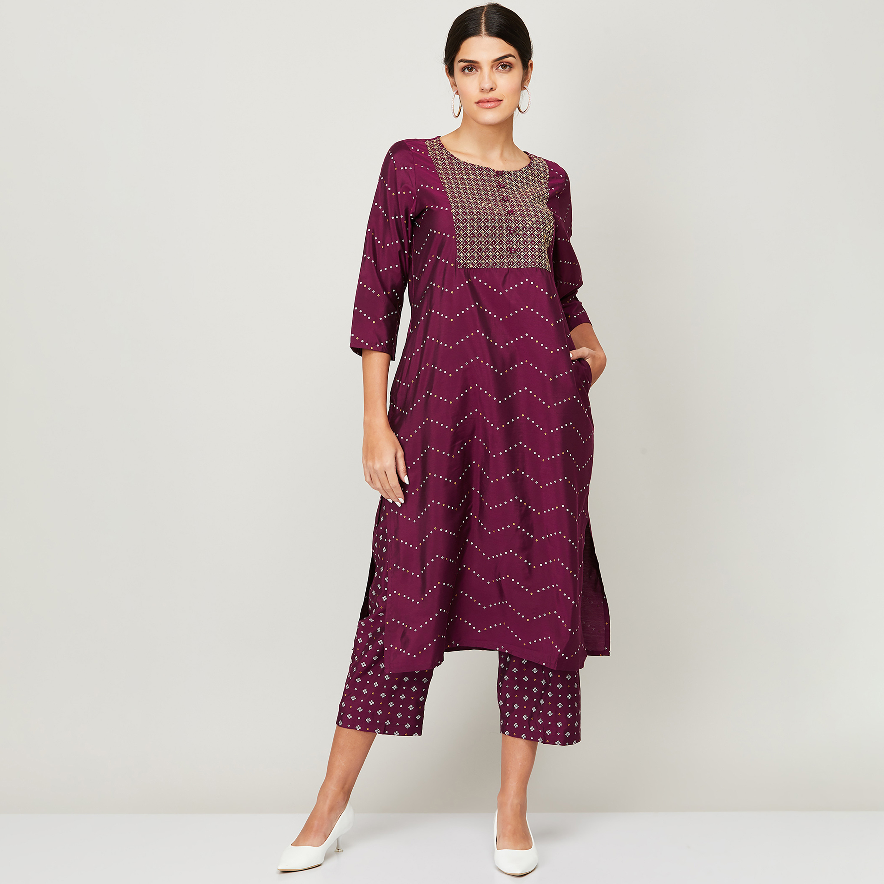 طقم كورتا وسروال نسائي برقبة دائرية مطرزة باللون النبيذ من ميلانج-women-clothing-ethnicwear-salwarsuits-image-1