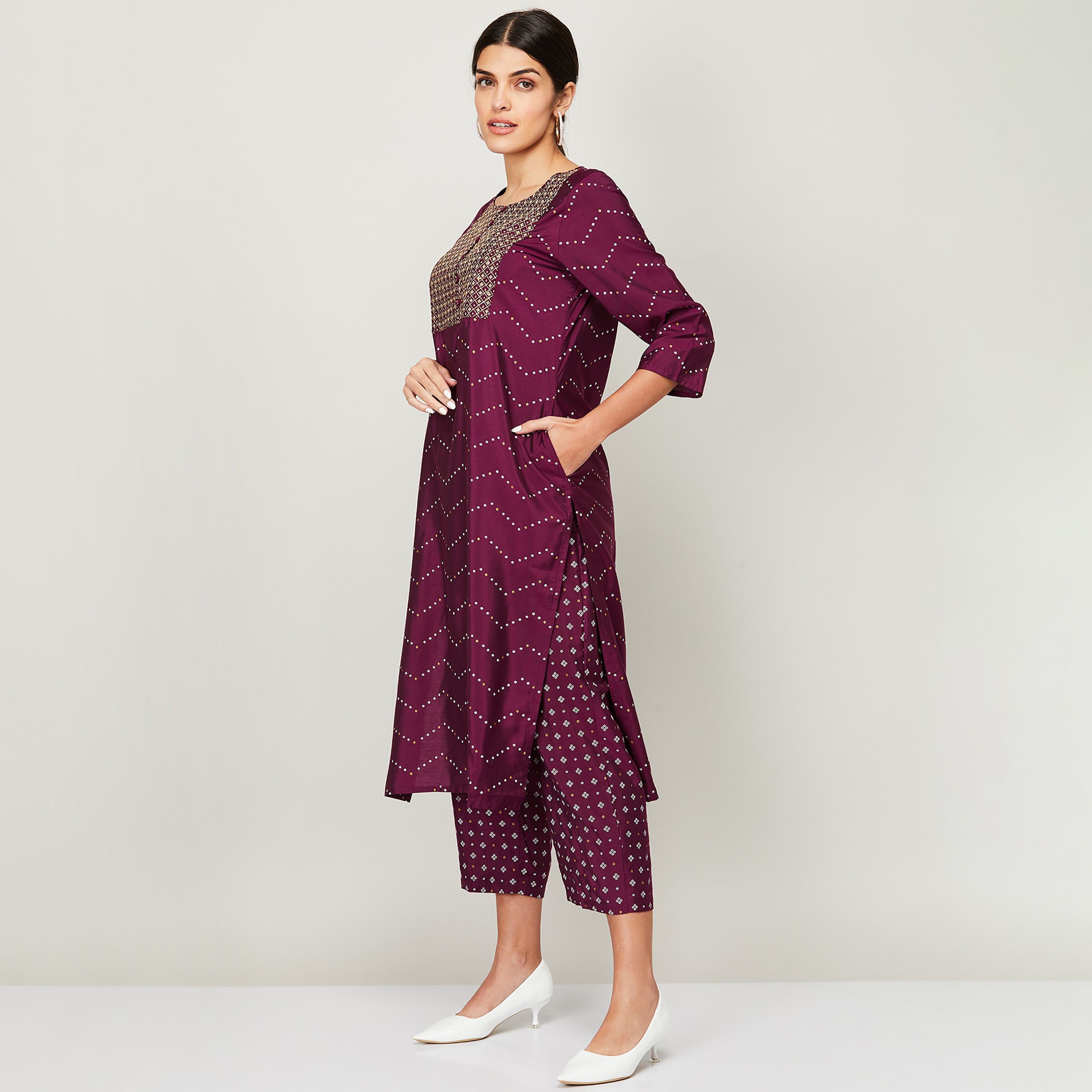 طقم كورتا وسروال نسائي برقبة دائرية مطرزة باللون النبيذ من ميلانج-women-clothing-ethnicwear-salwarsuits-image-2