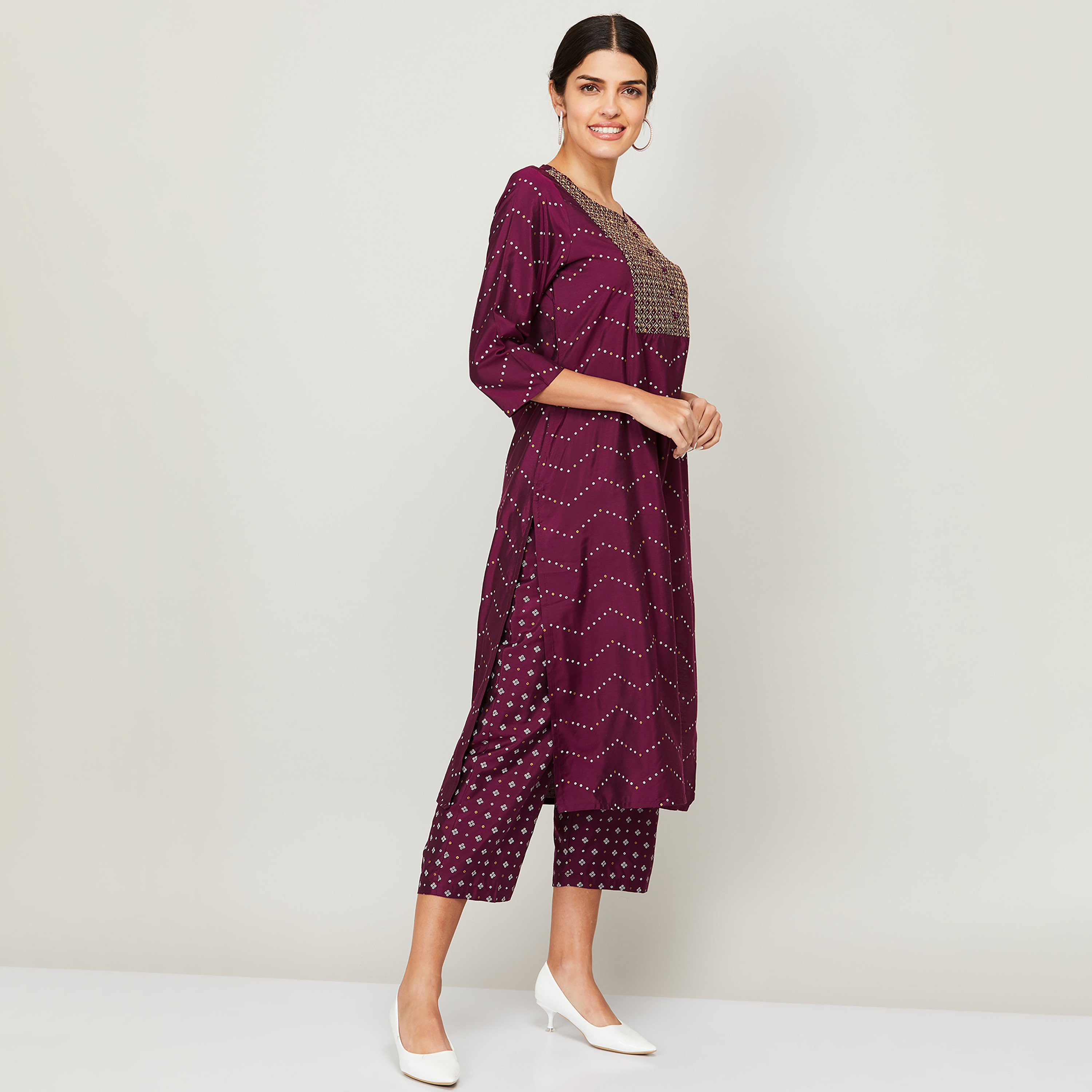طقم كورتا وسروال نسائي برقبة دائرية مطرزة باللون النبيذ من ميلانج-women-clothing-ethnicwear-salwarsuits-image-3