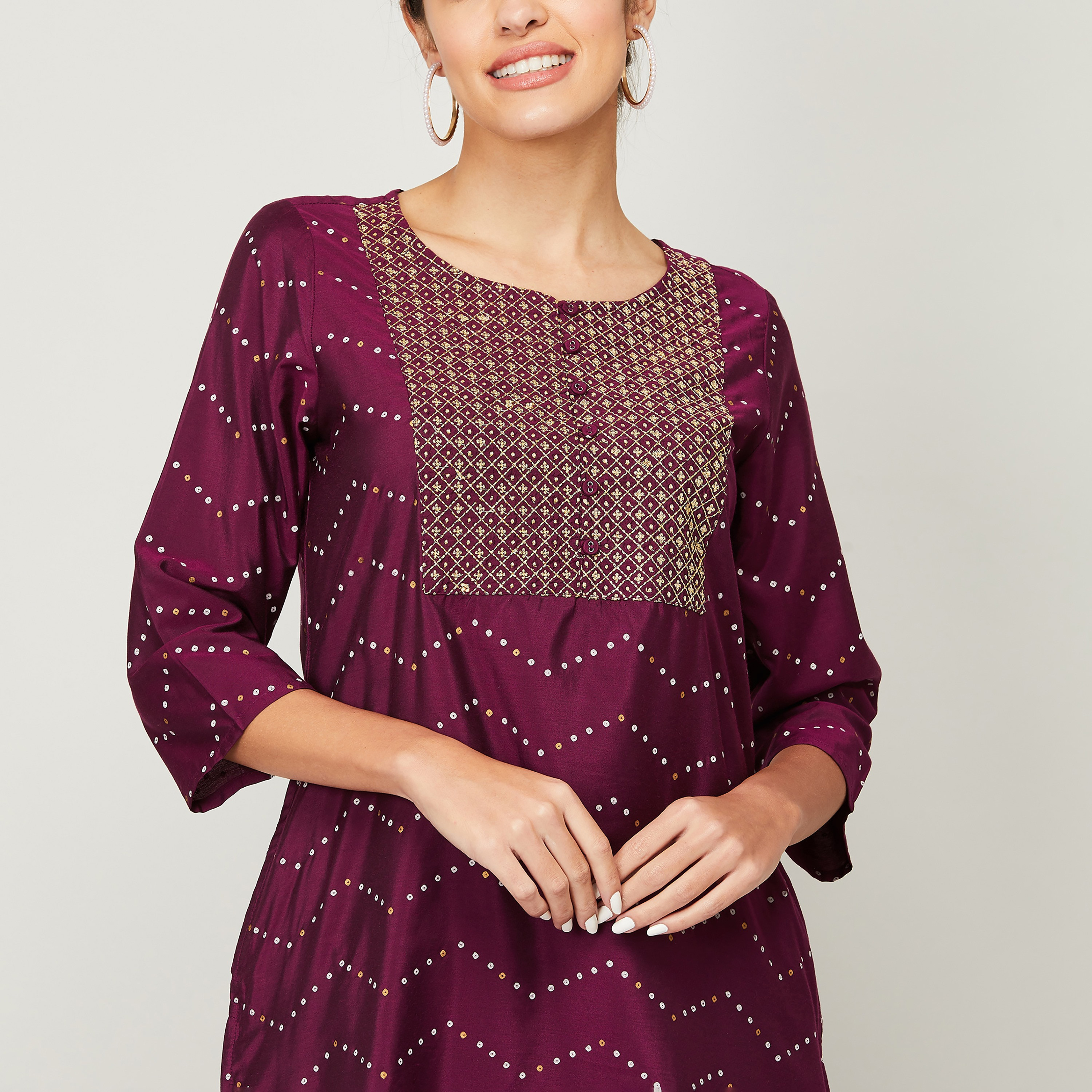طقم كورتا وسروال نسائي برقبة دائرية مطرزة باللون النبيذ من ميلانج-women-clothing-ethnicwear-salwarsuits-image-4