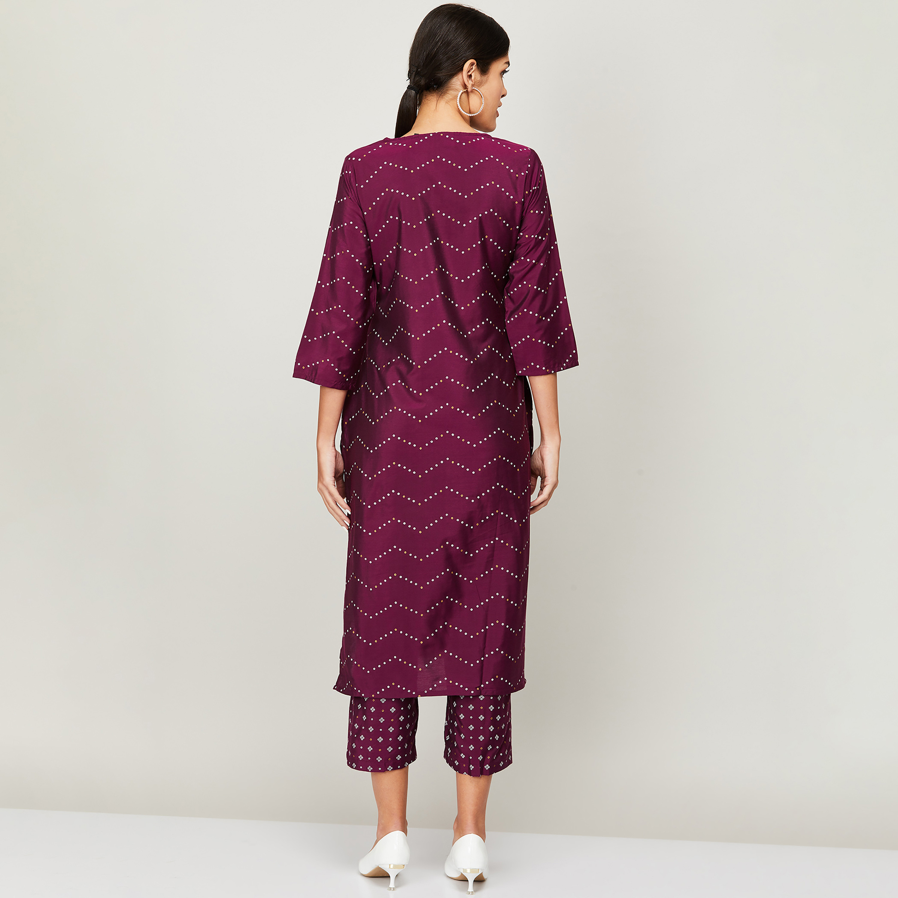 طقم كورتا وسروال نسائي برقبة دائرية مطرزة باللون النبيذ من ميلانج-women-clothing-ethnicwear-salwarsuits-image-5