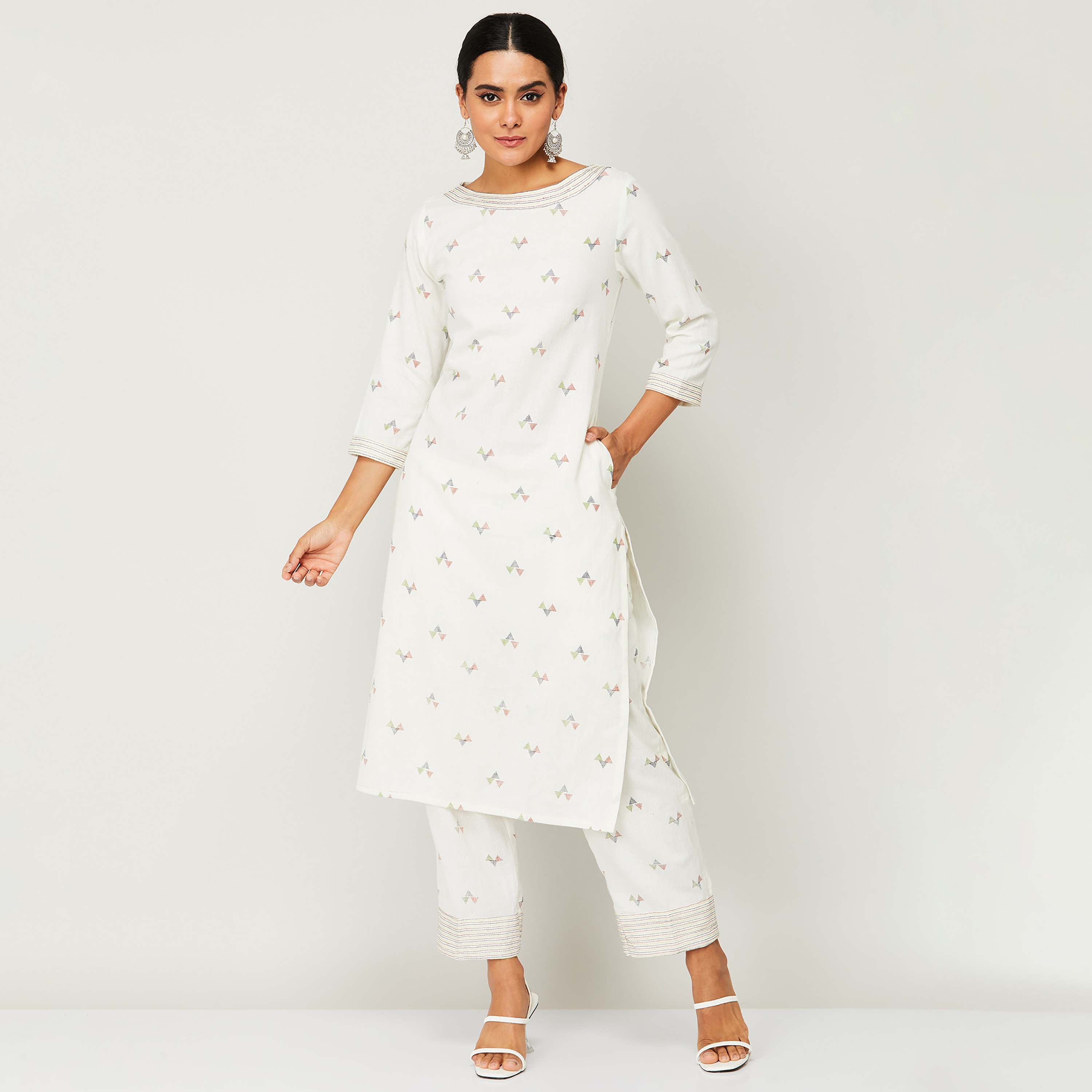 طقم كورتا وسراويل نسائية مطبوعة بیضاء اللون مع رقبة قاربة على شكل وى من ميلانج-women-clothing-ethnicwear-salwarsuits-image-1