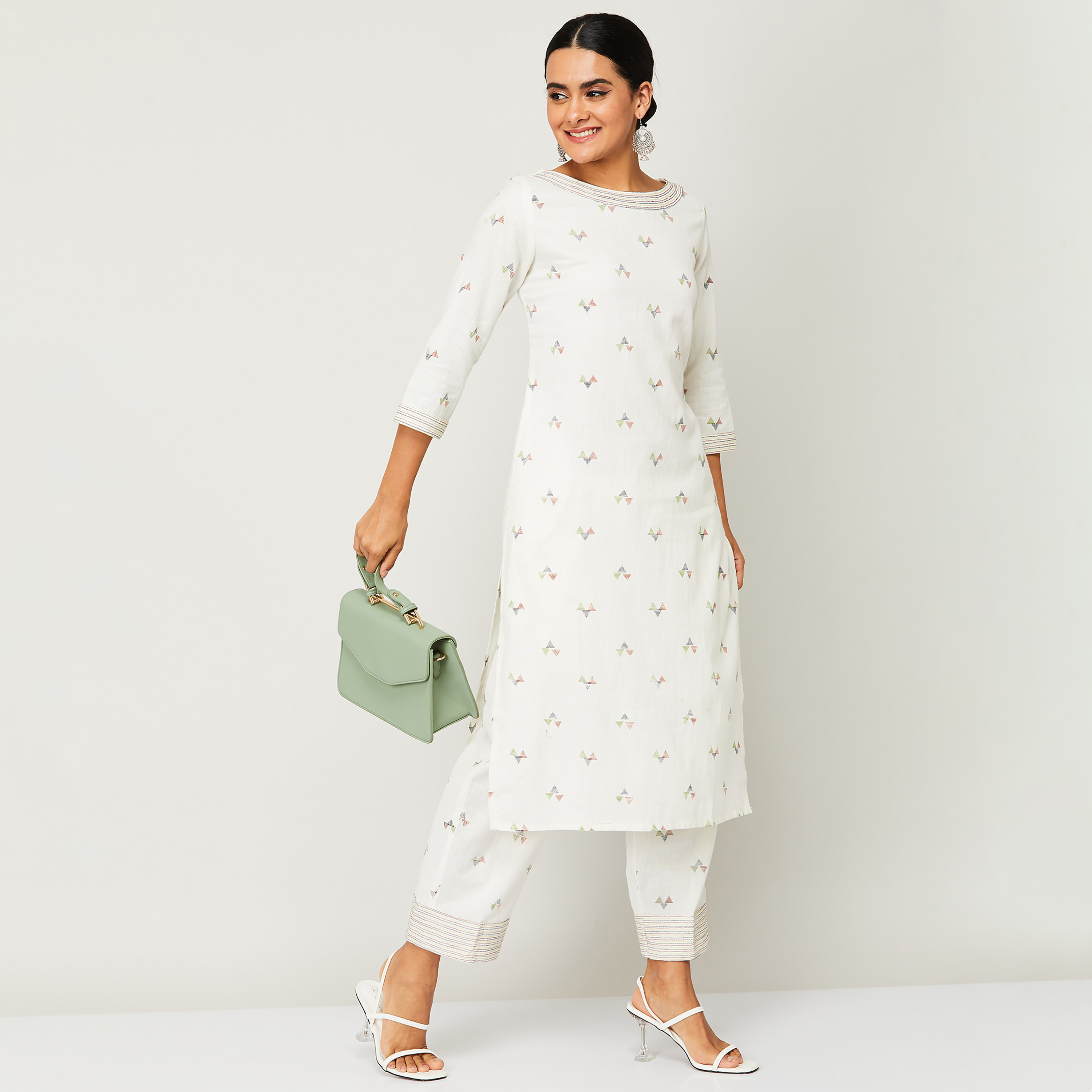 طقم كورتا وسراويل نسائية مطبوعة بیضاء اللون مع رقبة قاربة على شكل وى من ميلانج-women-clothing-ethnicwear-salwarsuits-image-2