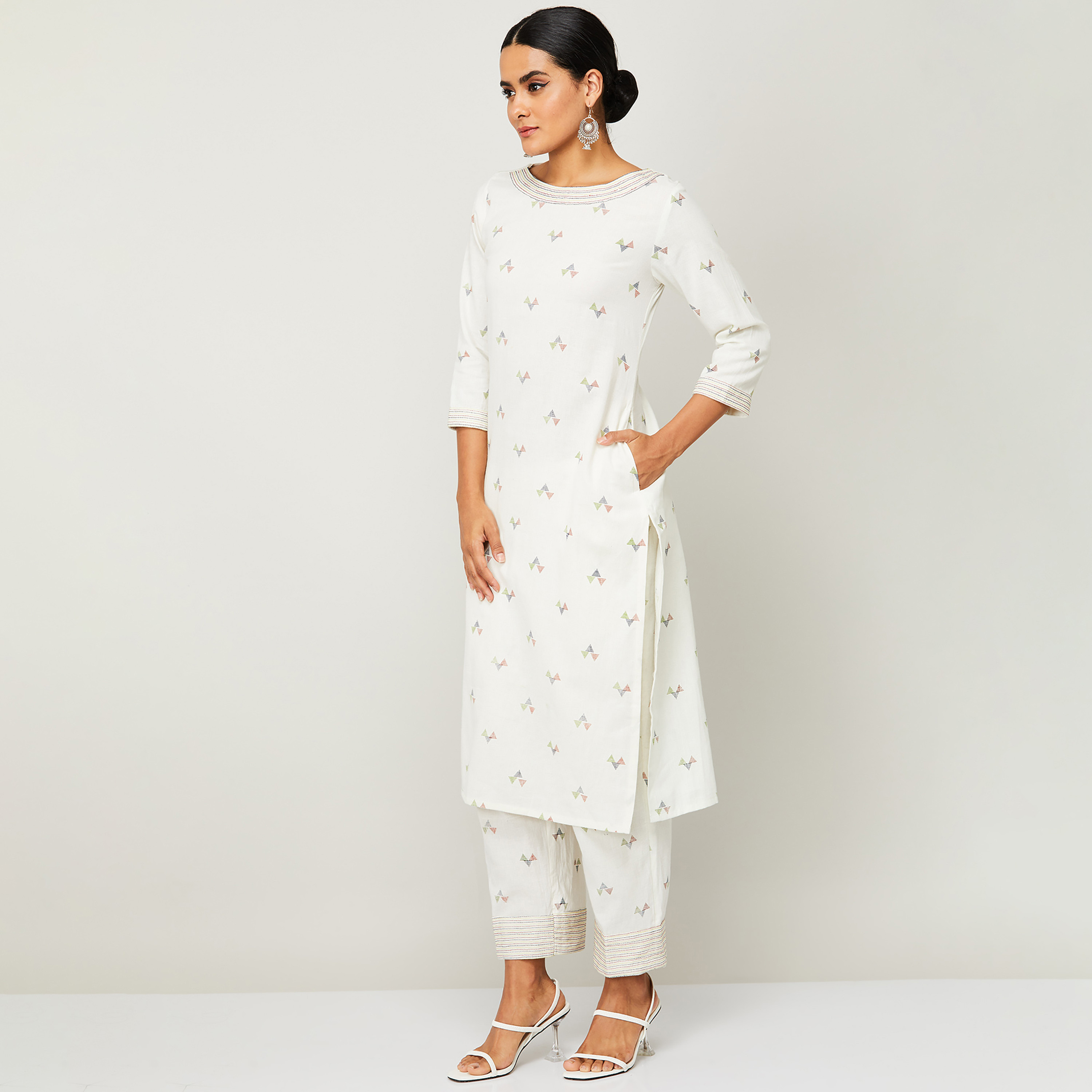 طقم كورتا وسراويل نسائية مطبوعة بیضاء اللون مع رقبة قاربة على شكل وى من ميلانج-women-clothing-ethnicwear-salwarsuits-image-3