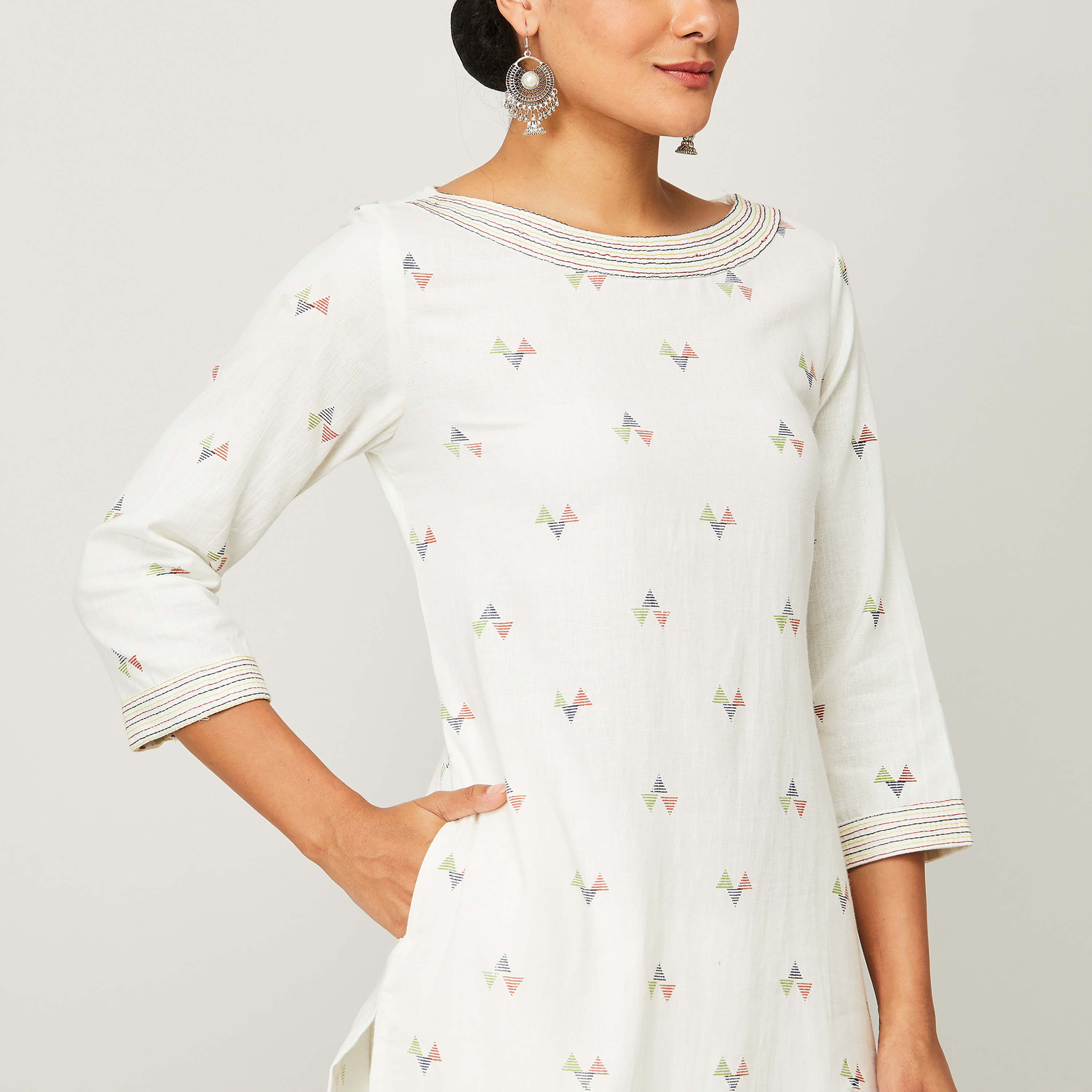 طقم كورتا وسراويل نسائية مطبوعة بیضاء اللون مع رقبة قاربة على شكل وى من ميلانج-women-clothing-ethnicwear-salwarsuits-image-4
