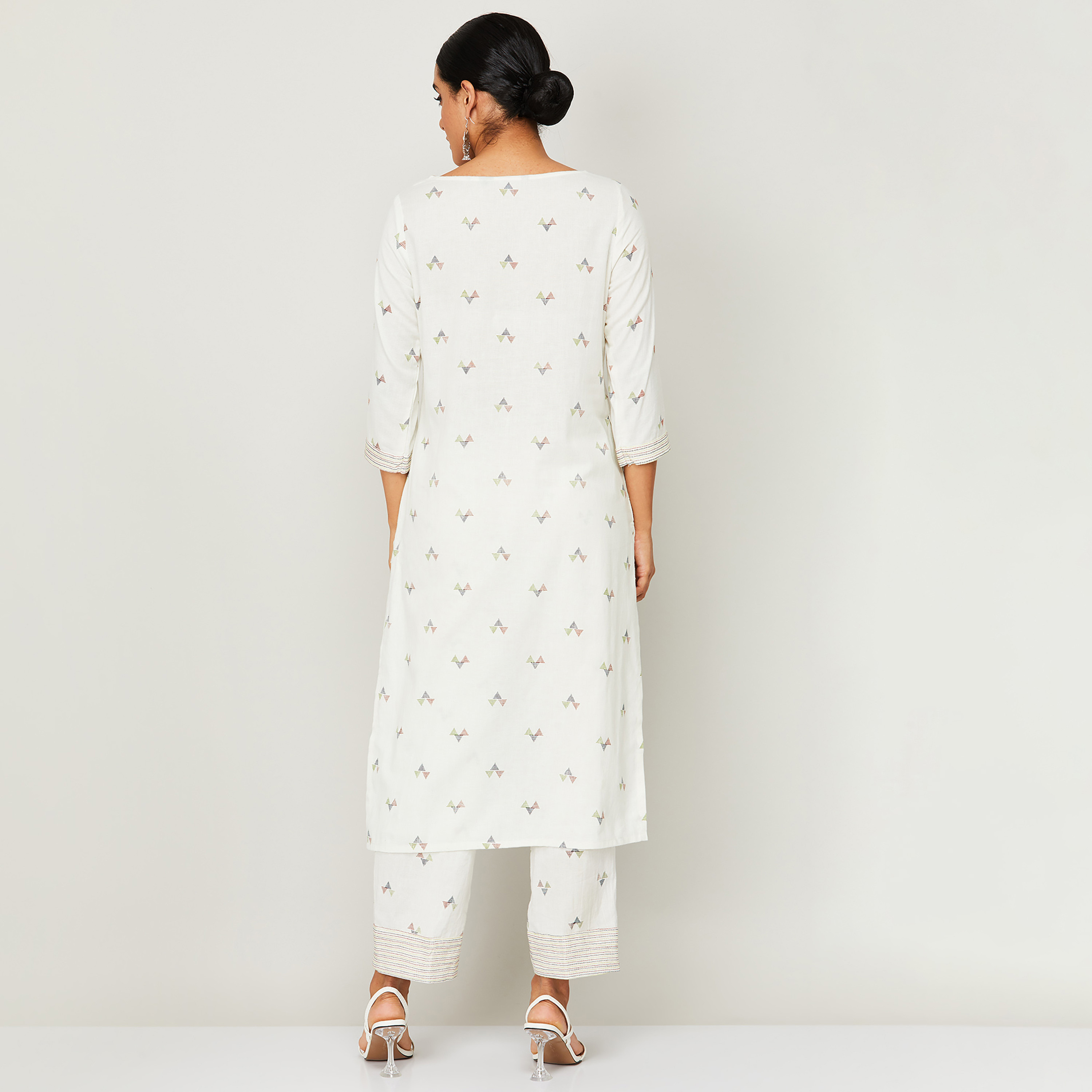 طقم كورتا وسراويل نسائية مطبوعة بیضاء اللون مع رقبة قاربة على شكل وى من ميلانج-women-clothing-ethnicwear-salwarsuits-image-5