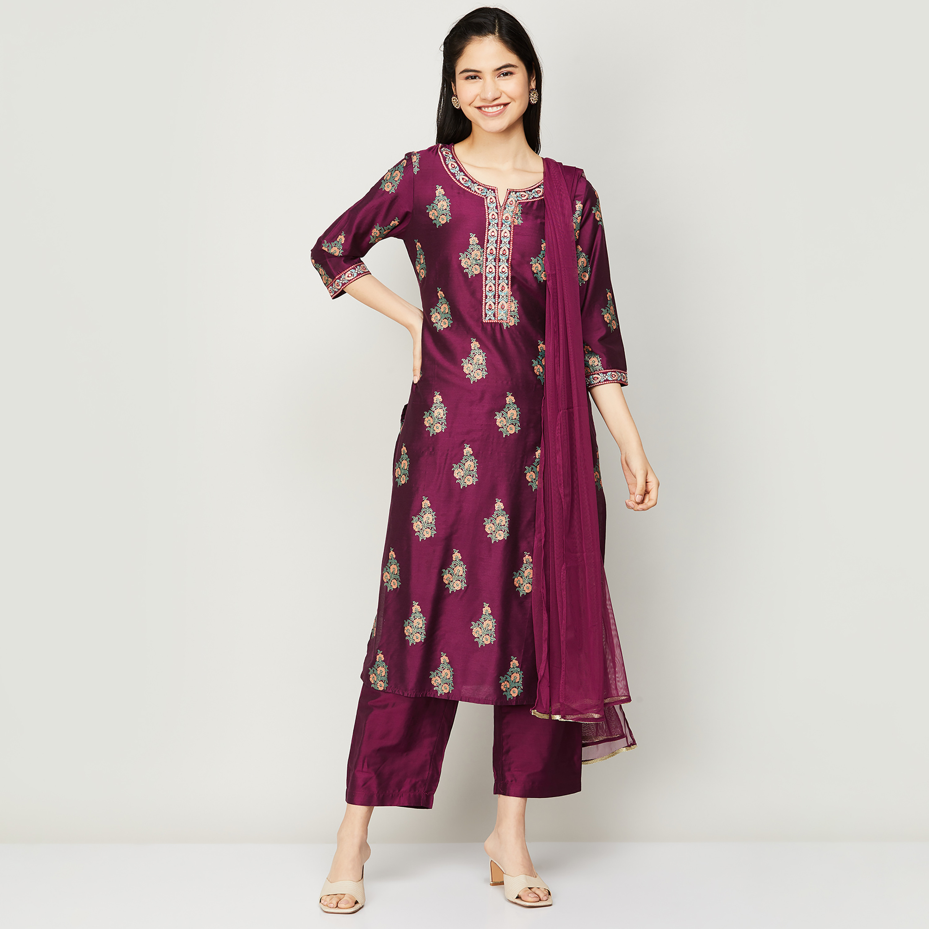 مجموعة كورتا وبالازوس مع دوباتا برقبة دائرية من مزيج النبيذ للنساء من ميلانج-women-clothing-ethnicwear-salwarsuits-image-1
