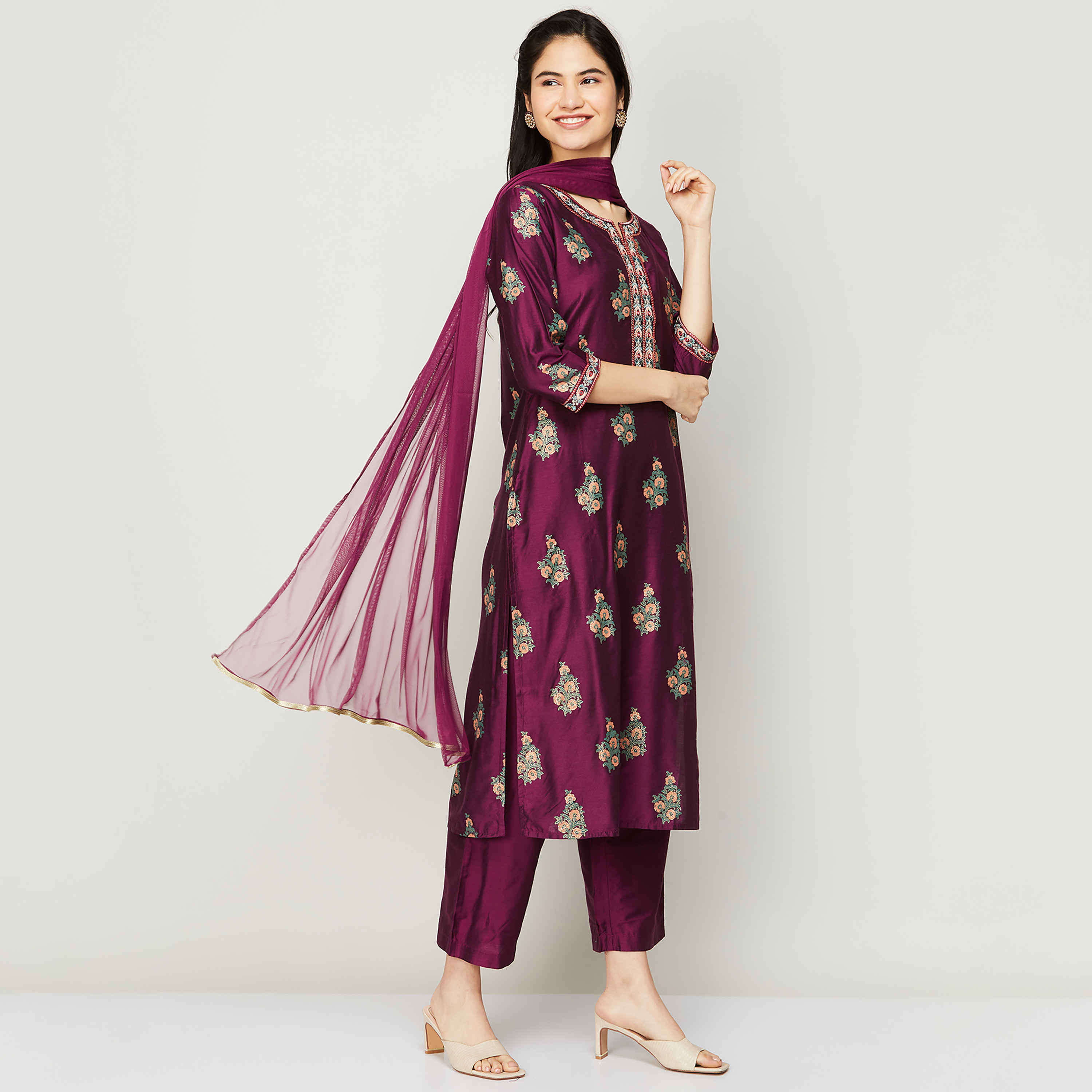 مجموعة كورتا وبالازوس مع دوباتا برقبة دائرية من مزيج النبيذ للنساء من ميلانج-women-clothing-ethnicwear-salwarsuits-image-2