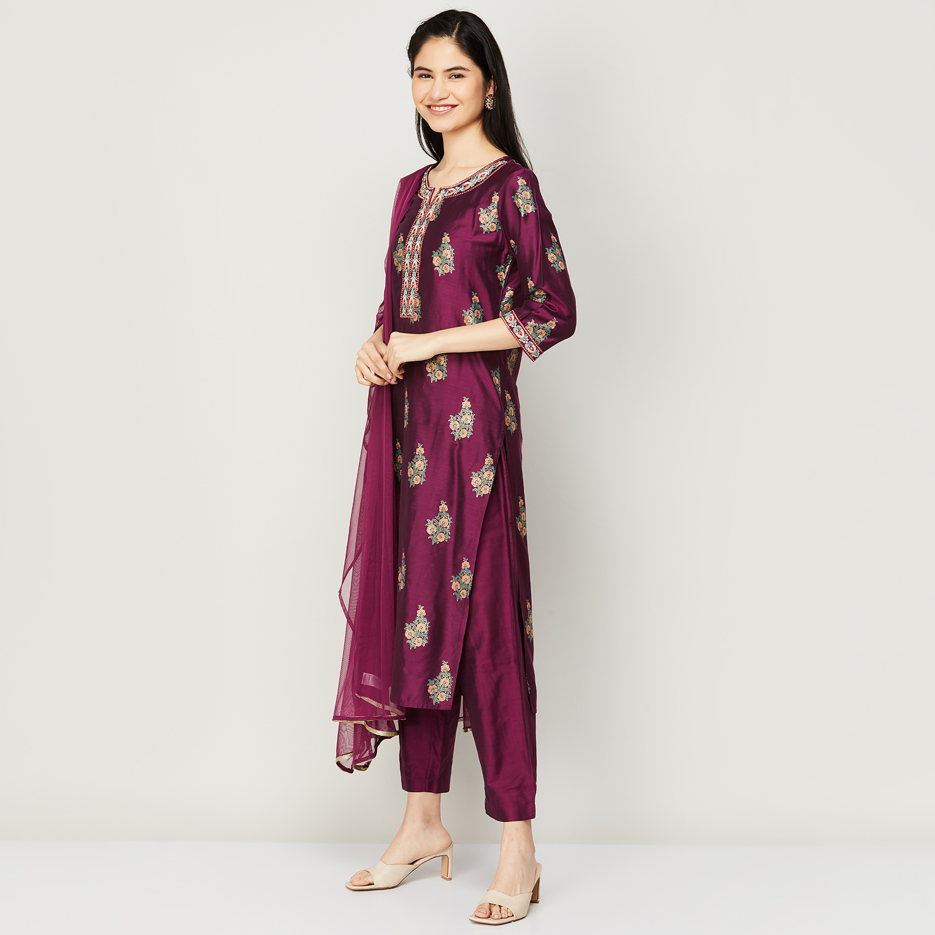 مجموعة كورتا وبالازوس مع دوباتا برقبة دائرية من مزيج النبيذ للنساء من ميلانج-women-clothing-ethnicwear-salwarsuits-image-3
