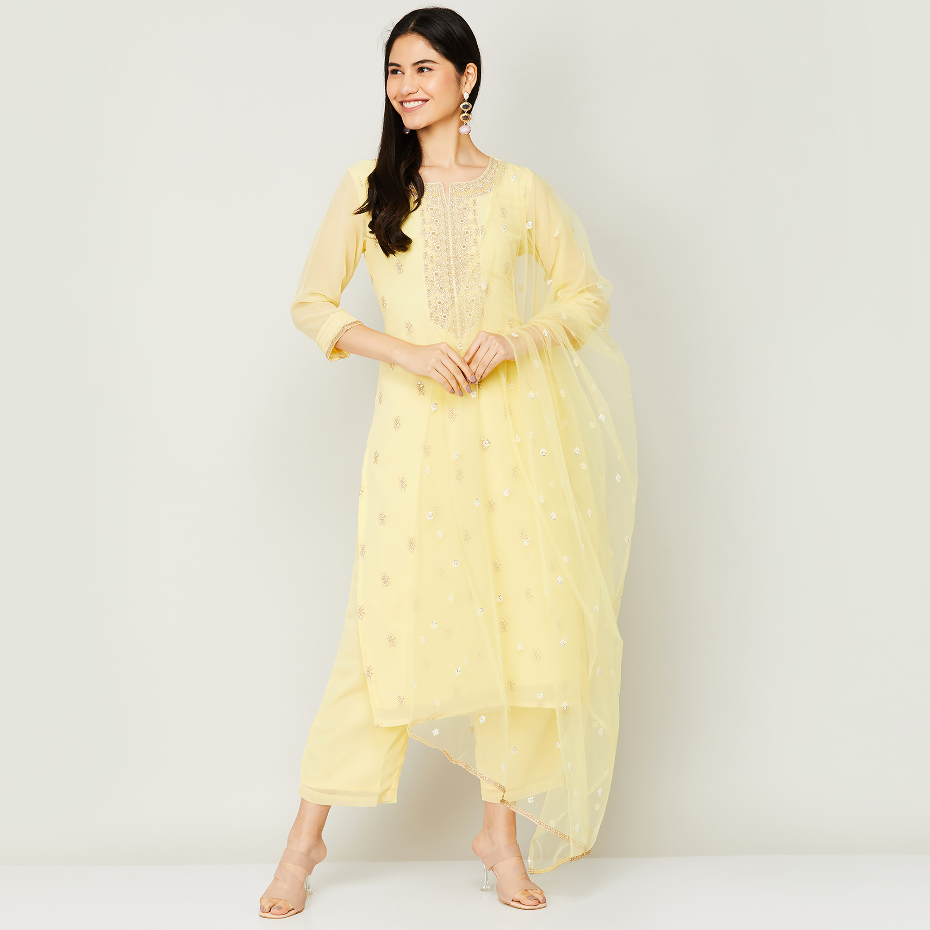 مجموعة كورتا وبالازوس مع دوباتا برقبة دائرية مطرزة من لون اصفر للنساء من ميلانج-women-clothing-ethnicwear-salwarsuits-image-1
