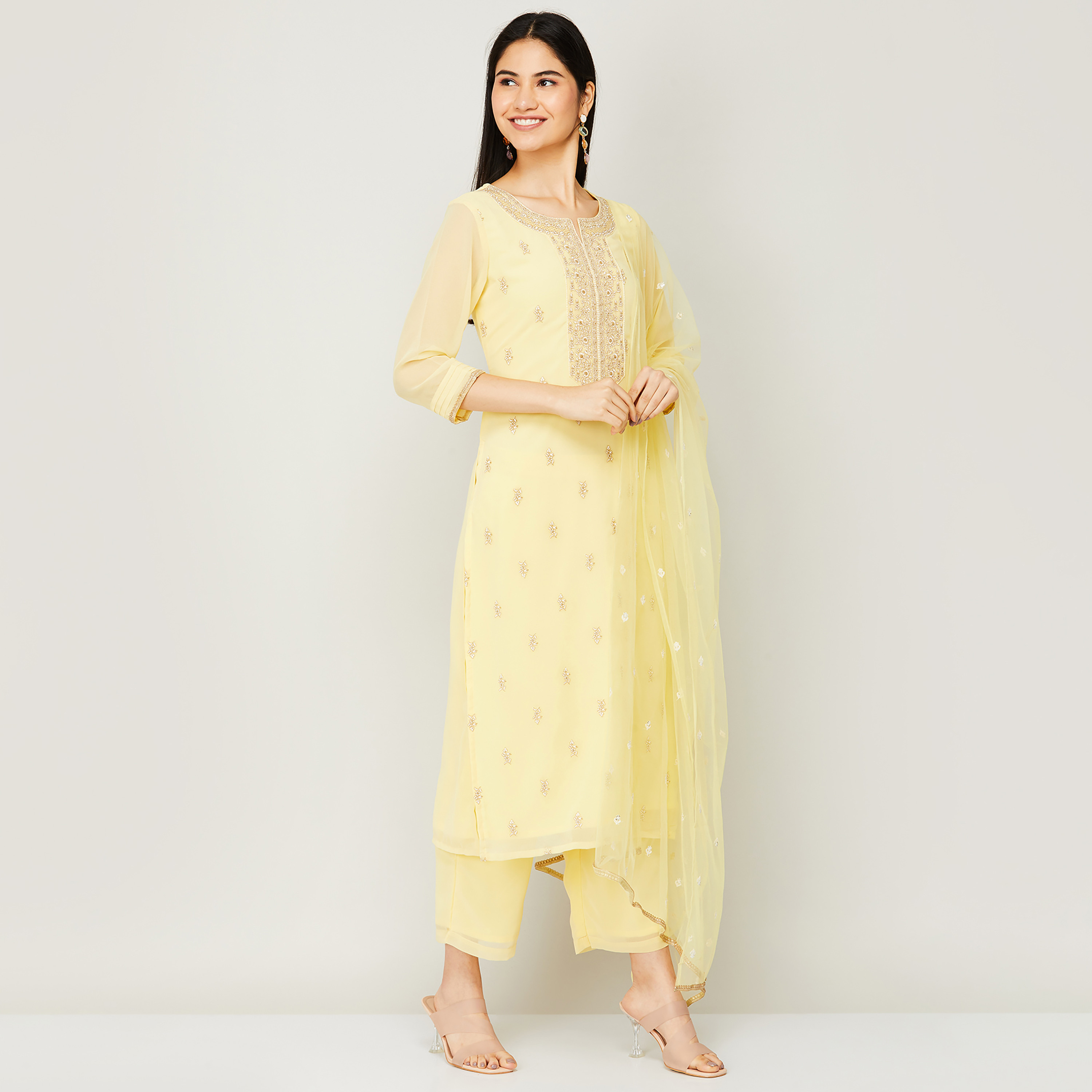 مجموعة كورتا وبالازوس مع دوباتا برقبة دائرية مطرزة من لون اصفر للنساء من ميلانج-women-clothing-ethnicwear-salwarsuits-image-2