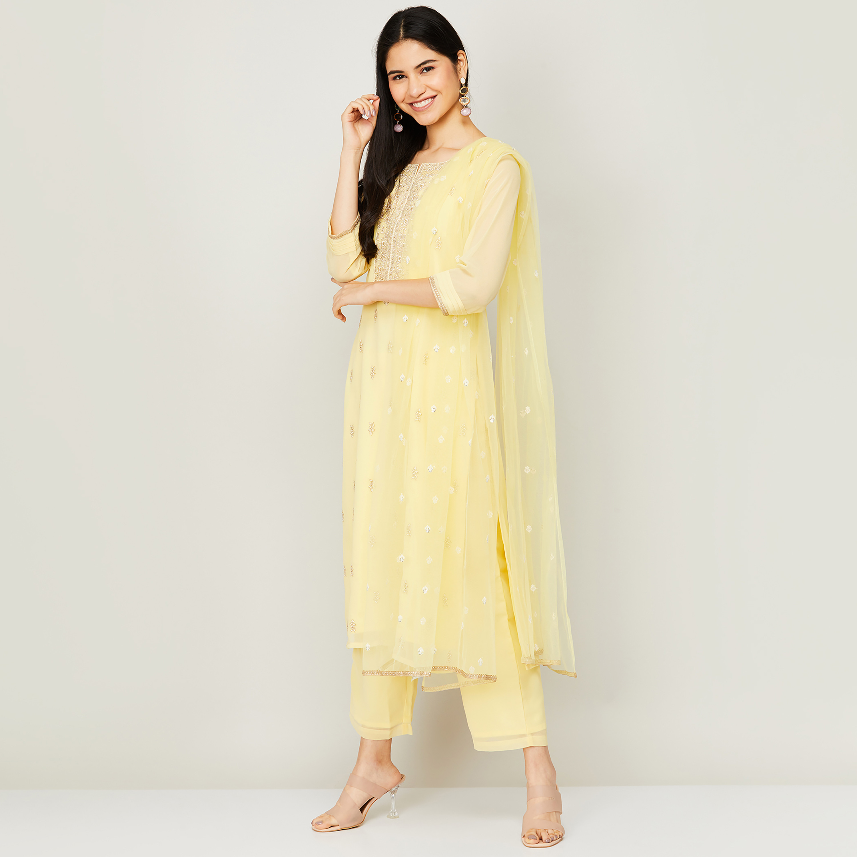مجموعة كورتا وبالازوس مع دوباتا برقبة دائرية مطرزة من لون اصفر للنساء من ميلانج-women-clothing-ethnicwear-salwarsuits-image-3