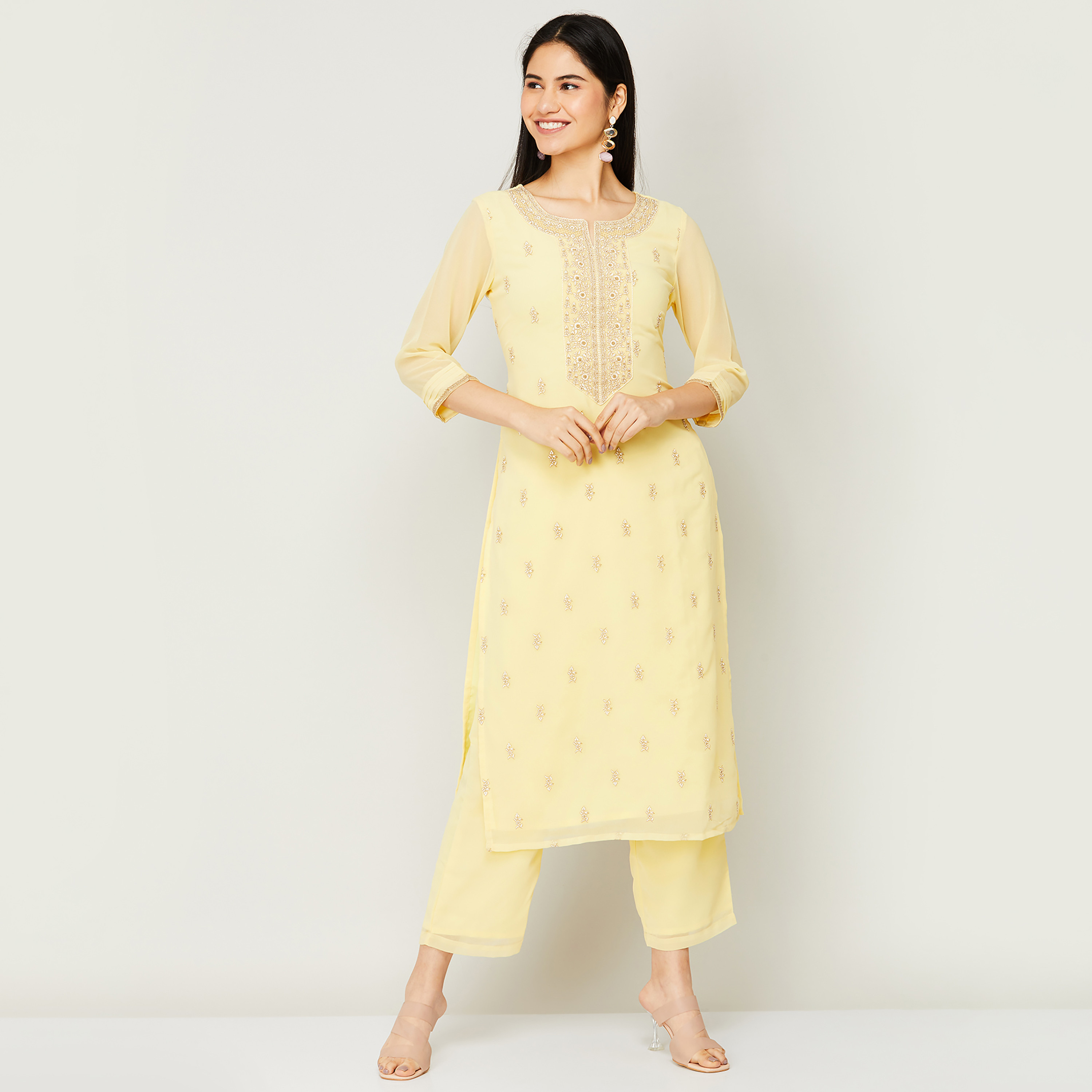 مجموعة كورتا وبالازوس مع دوباتا برقبة دائرية مطرزة من لون اصفر للنساء من ميلانج-women-clothing-ethnicwear-salwarsuits-image-4