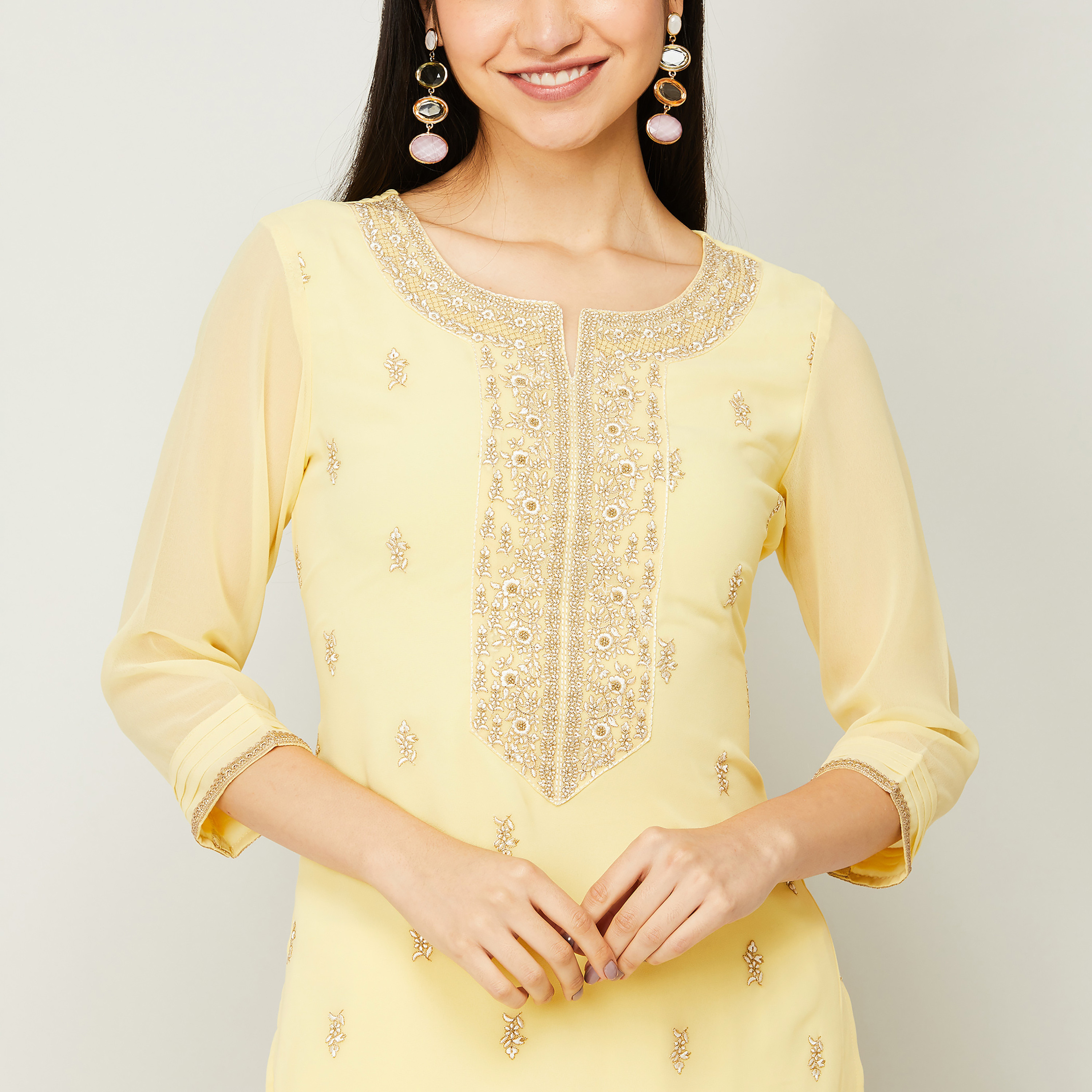 مجموعة كورتا وبالازوس مع دوباتا برقبة دائرية مطرزة من لون اصفر للنساء من ميلانج-women-clothing-ethnicwear-salwarsuits-image-5