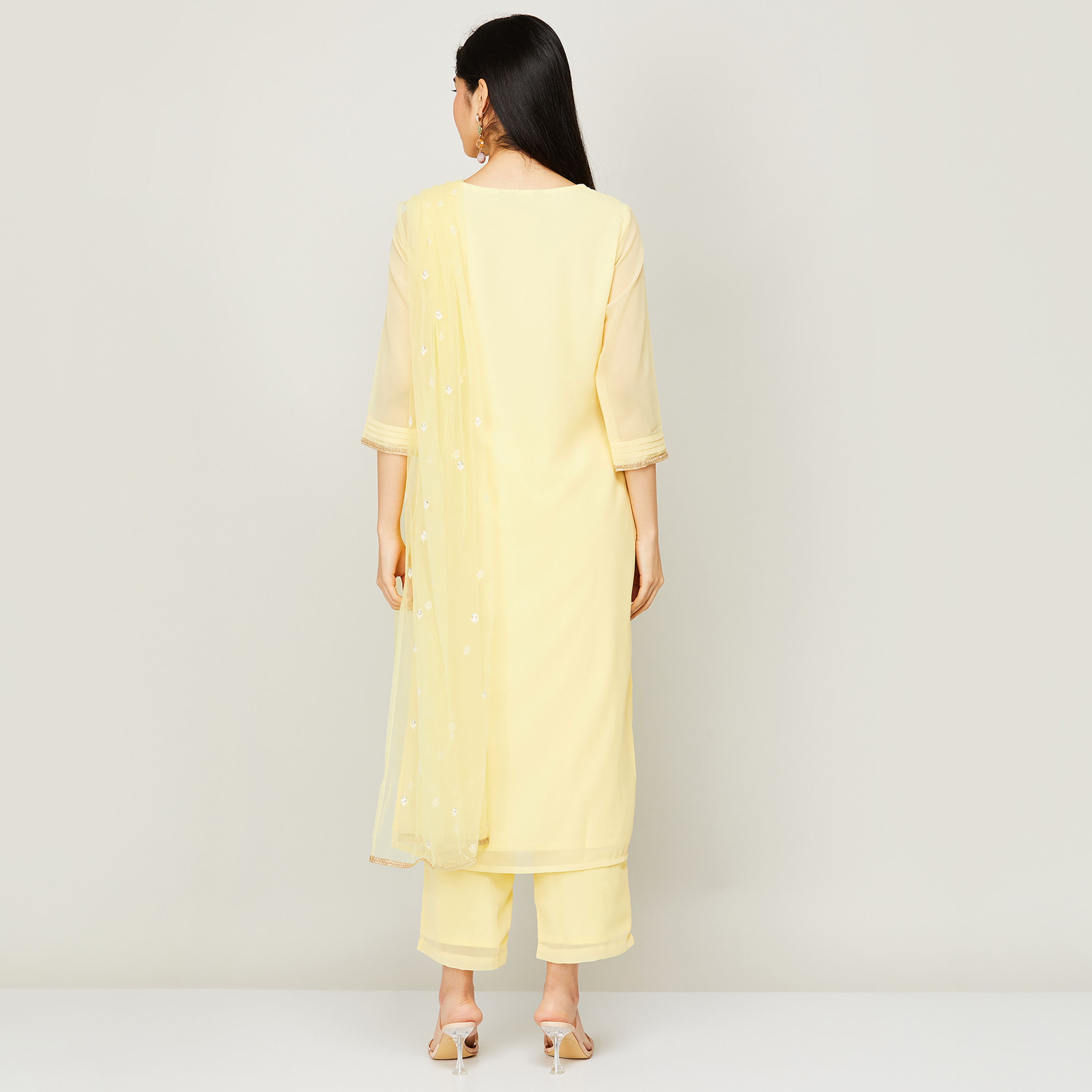 مجموعة كورتا وبالازوس مع دوباتا برقبة دائرية مطرزة من لون اصفر للنساء من ميلانج-women-clothing-ethnicwear-salwarsuits-image-6