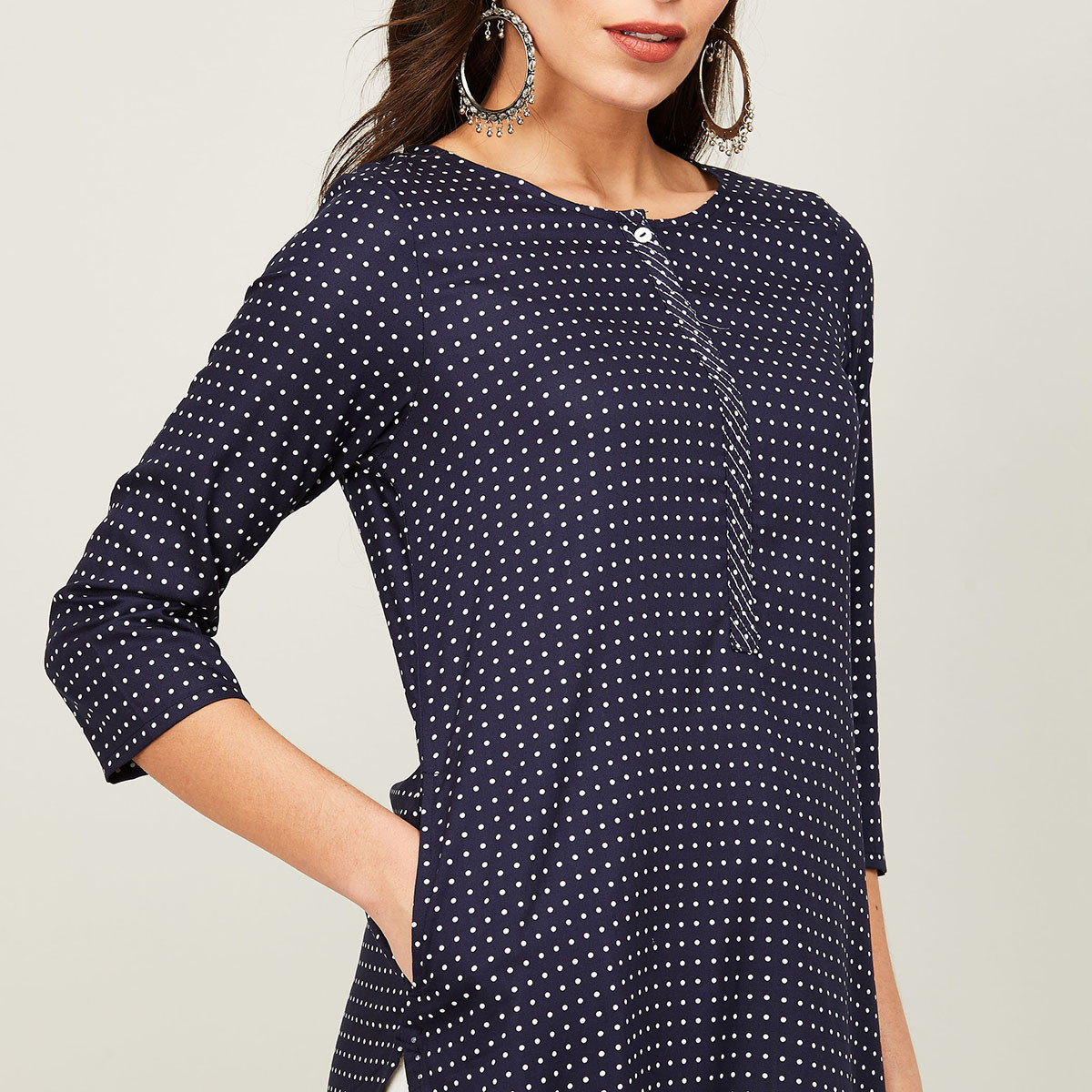 كورتا مستقيمة برقبة دائرية منقط باللون الأزرق الداكن للنساء مع جيوب جانبية من ميلانج-women-clothing-ethnicwear-kurtas-image-4