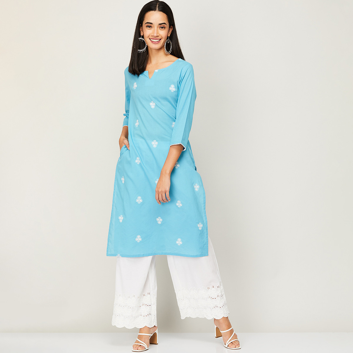 كورتا نسائي أزرق مائي مطرز برقبة مدببة من ميلانج-women-clothing-ethnicwear-kurtas-image-1