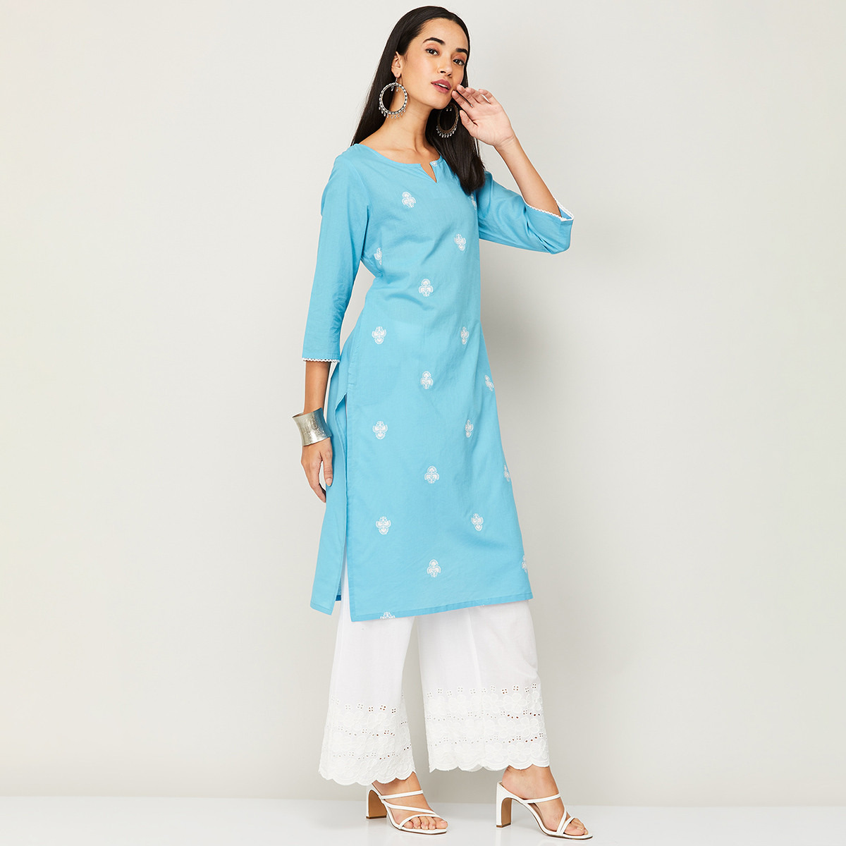 كورتا نسائي أزرق مائي مطرز برقبة مدببة من ميلانج-women-clothing-ethnicwear-kurtas-image-2