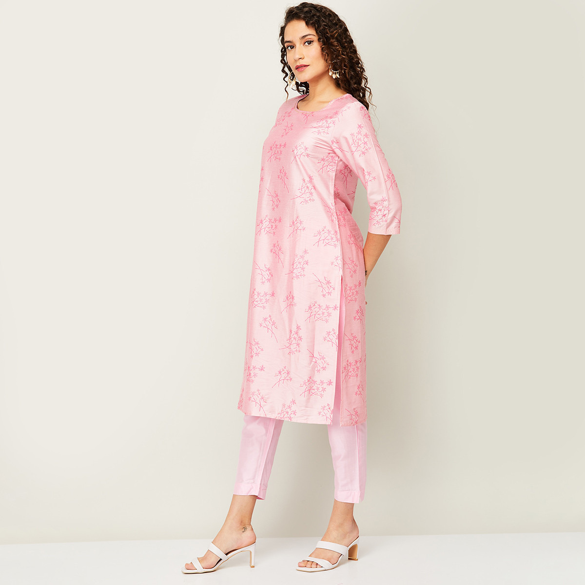 كورتا مستقيمة برقبة مستديرة مزينة بالترتر الوردي المغبر مع جيوب جانبية من ميلانج للنساء-women-clothing-ethnicwear-kurtas-image-2
