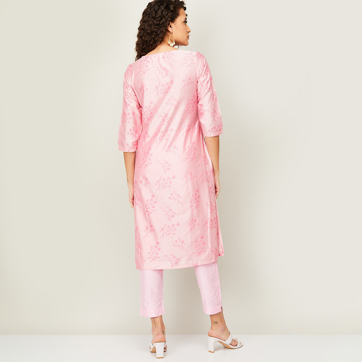 كورتا مستقيمة برقبة مستديرة مزينة بالترتر الوردي المغبر مع جيوب جانبية من ميلانج للنساء-women-clothing-ethnicwear-kurtas-image-5